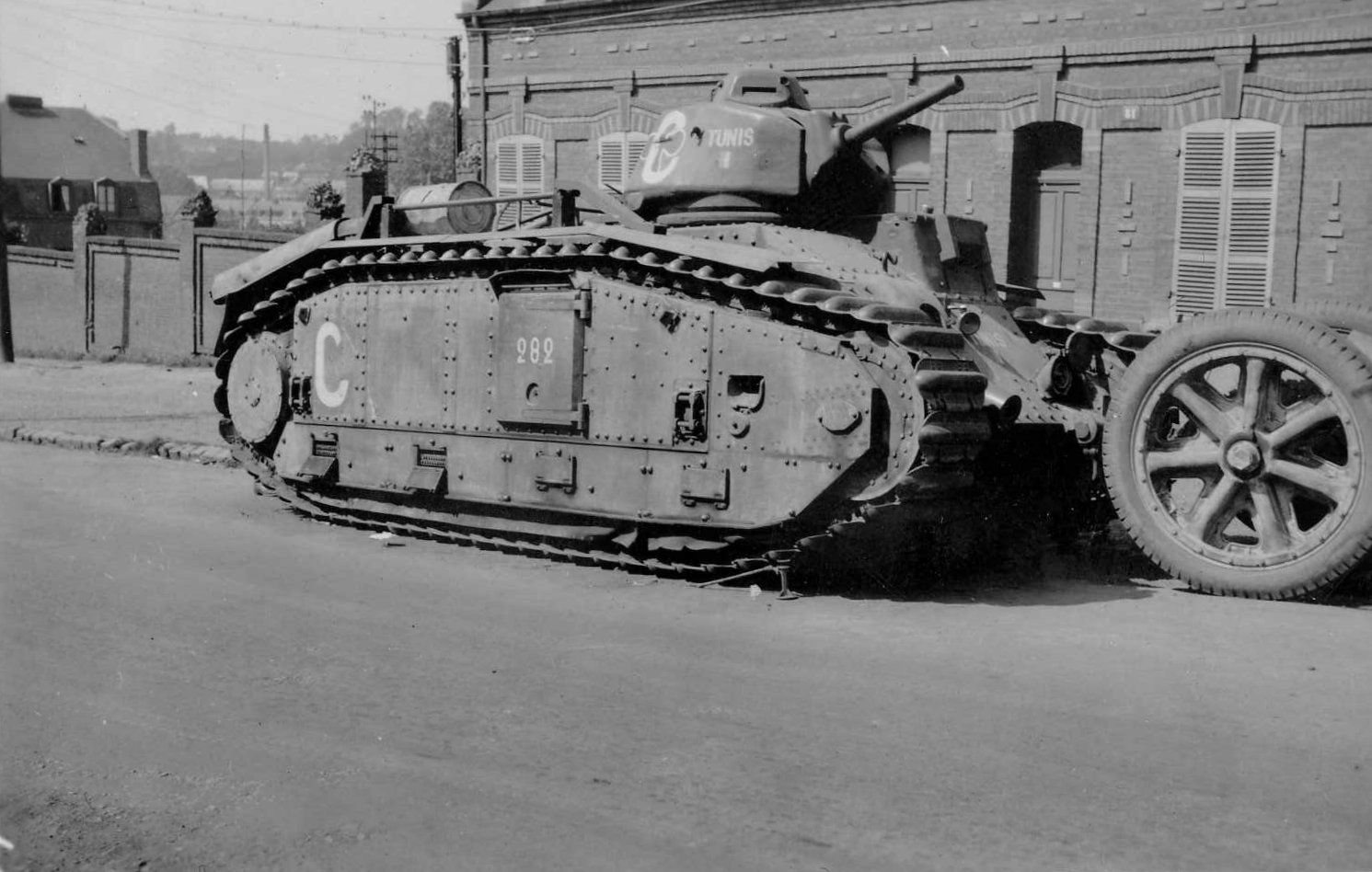 Первый французский танк. Французский танк второй мировой войны Char b1 bis. Танк b1 Франция. Французский танк 2с bis. Подбитые французские танки 1940.