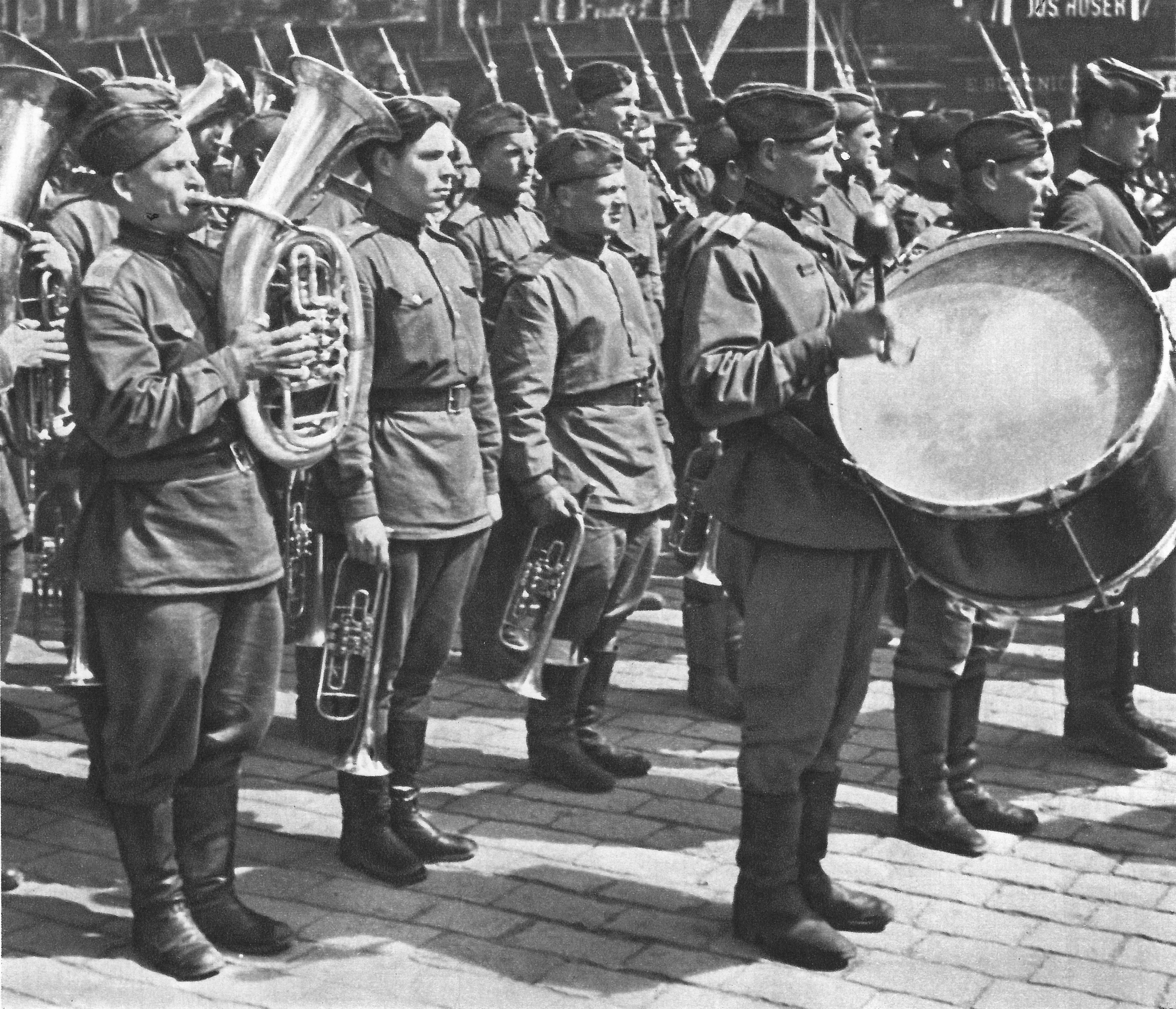 Песни написанные в 1945 году. Парад Победы 1945 оркестр. Военные оркестры в годы ВОВ 1941-1945. Музыканты на войне. Военный оркестр Советской армии.