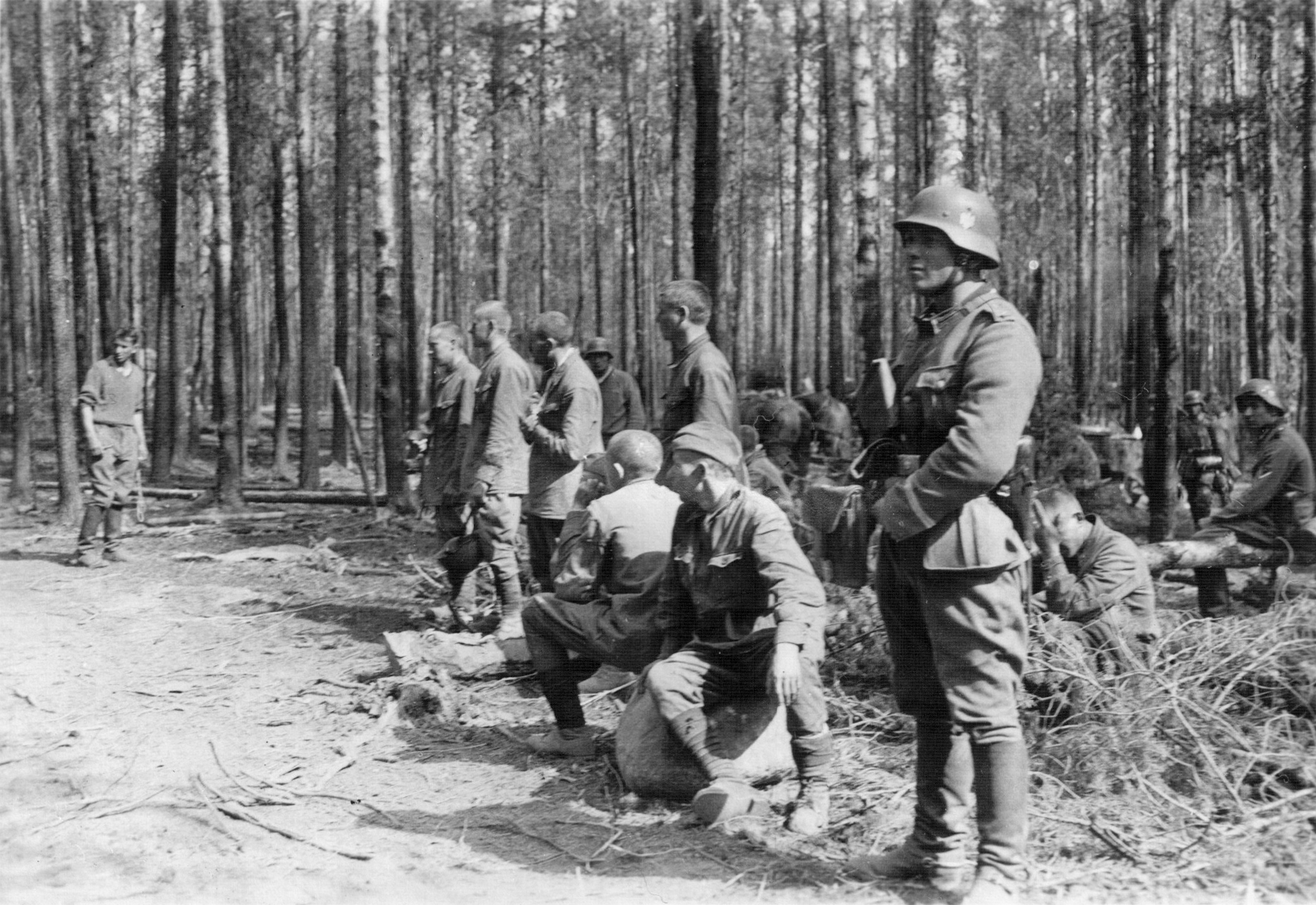 Леня в плену. Пленные Партизаны Великой Отечественной войны. Пленные финские солдаты 1944. Советские солдаты в лесу 1941.
