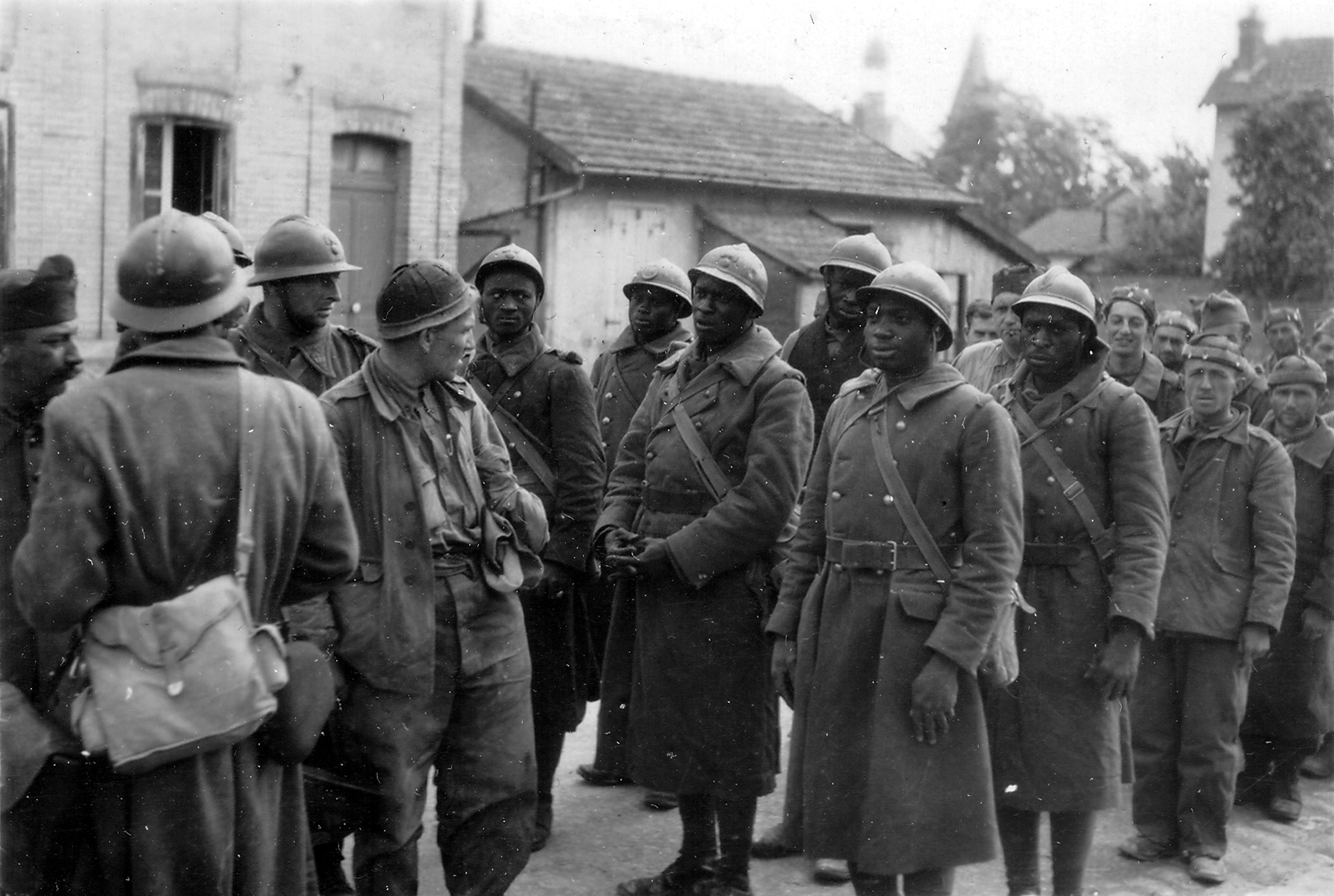 В каком году немцы вошли. Французские солдаты второй мировой 1940. Пленные французские солдаты 1940. Пленные польские солдаты 1939. Капитуляция Франции 1940.