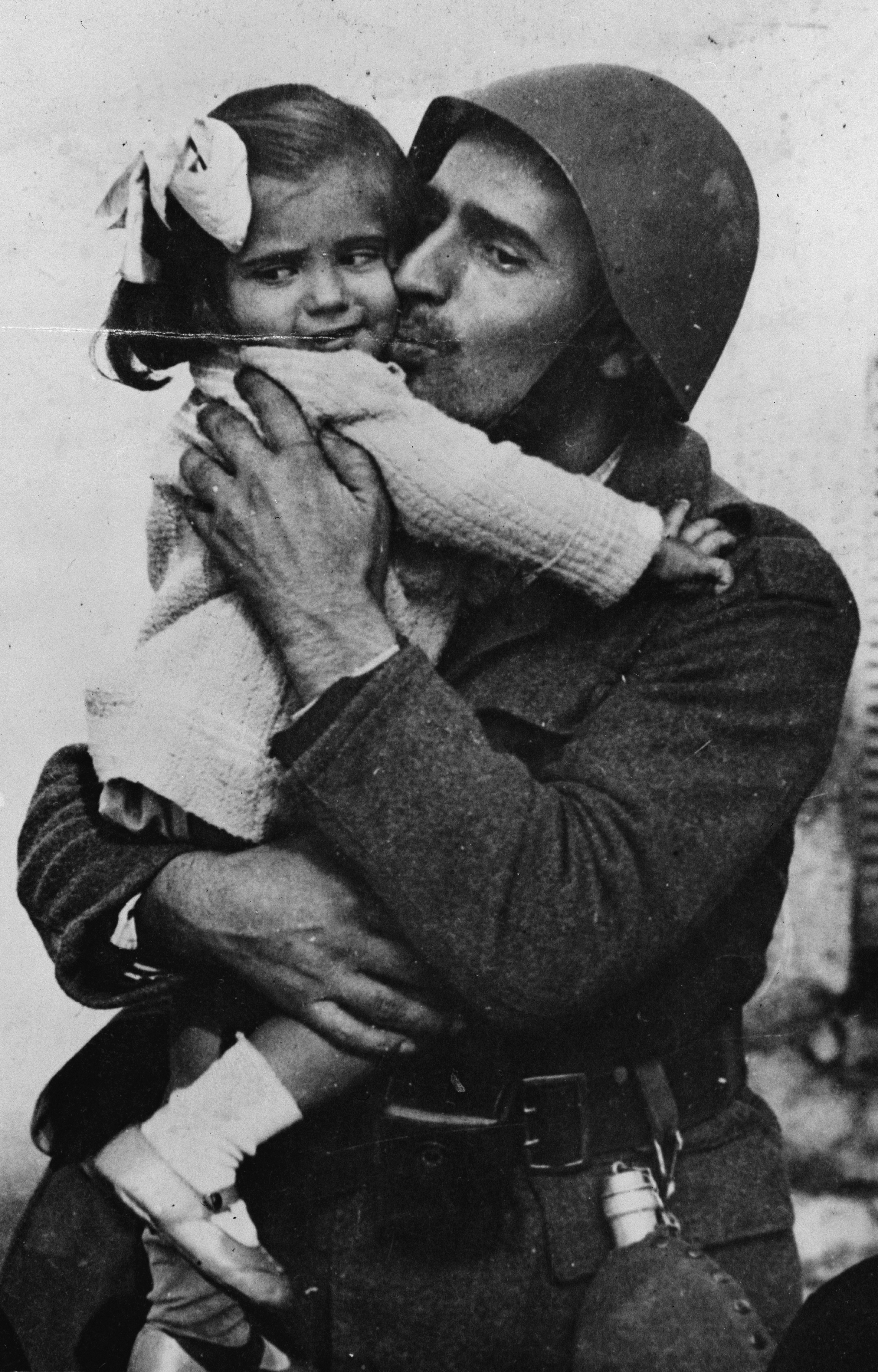 русский солдат и ребенок фото