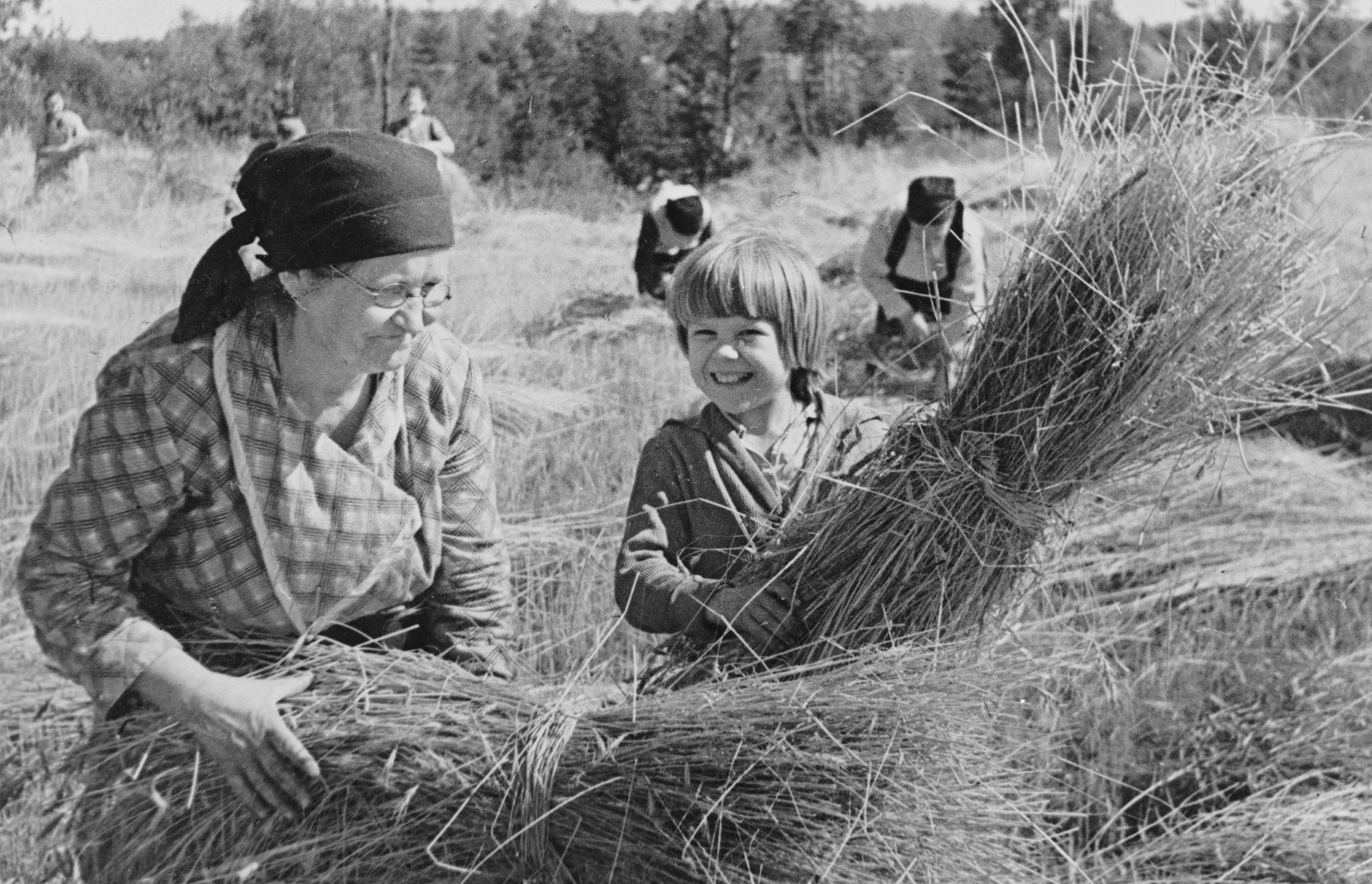 Фото nik. Люди в тылу 1941. Дети в тылу 1941 года. Деревня в тылу 1941. Женщины на войне 1941-1945 в тылу.