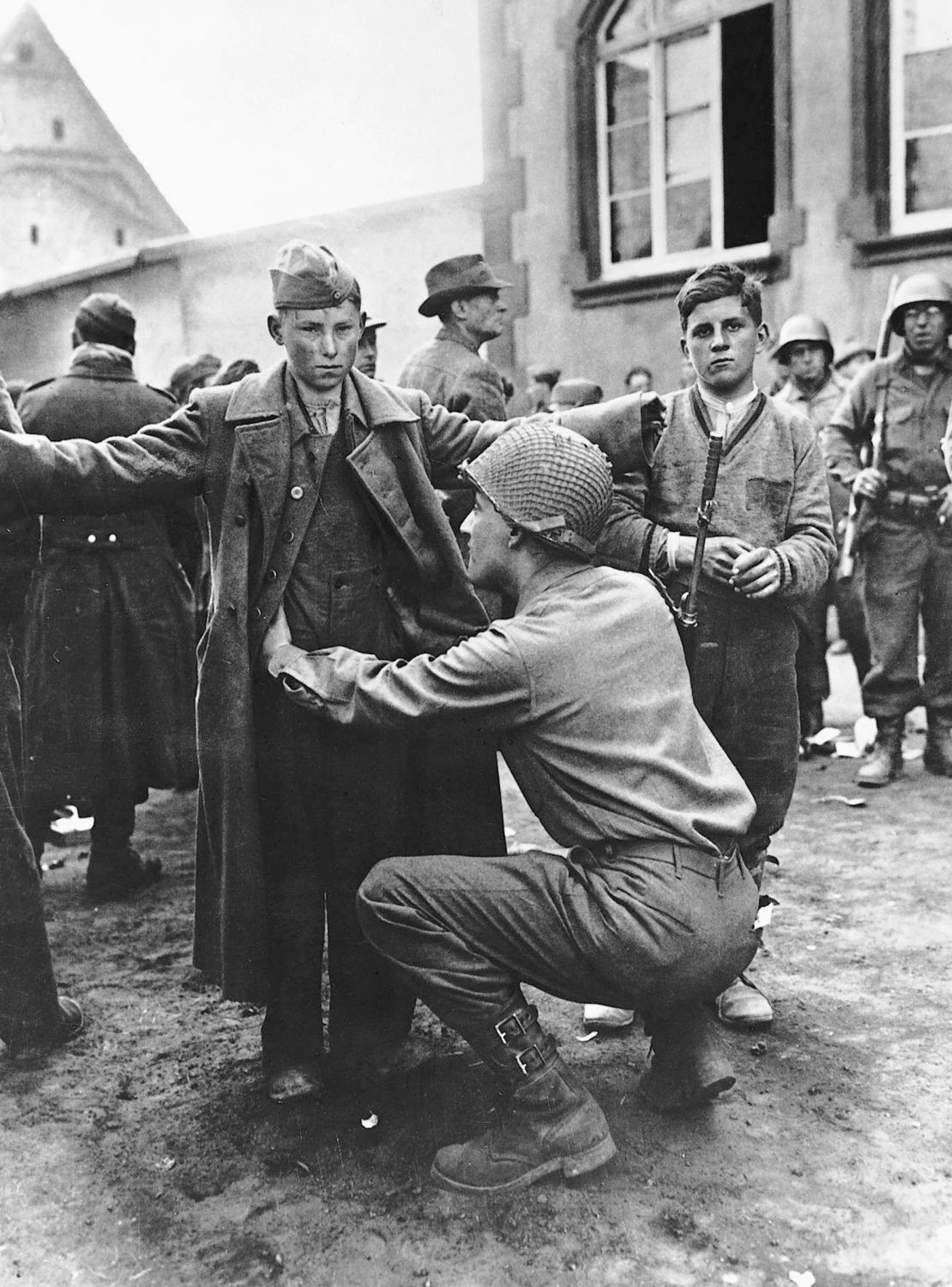 Пленный еврей. Берлин 1945 немцы сдаются в плен. Пленные солдаты вермахта Берлин. Германия 1945 год пленные немецкие солдаты. Голландские военнопленные в Германии 1941-1945.