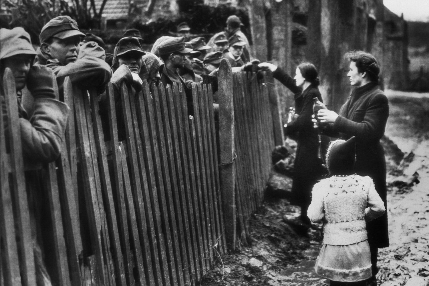 Русские женщины подкармливают пленных немцев