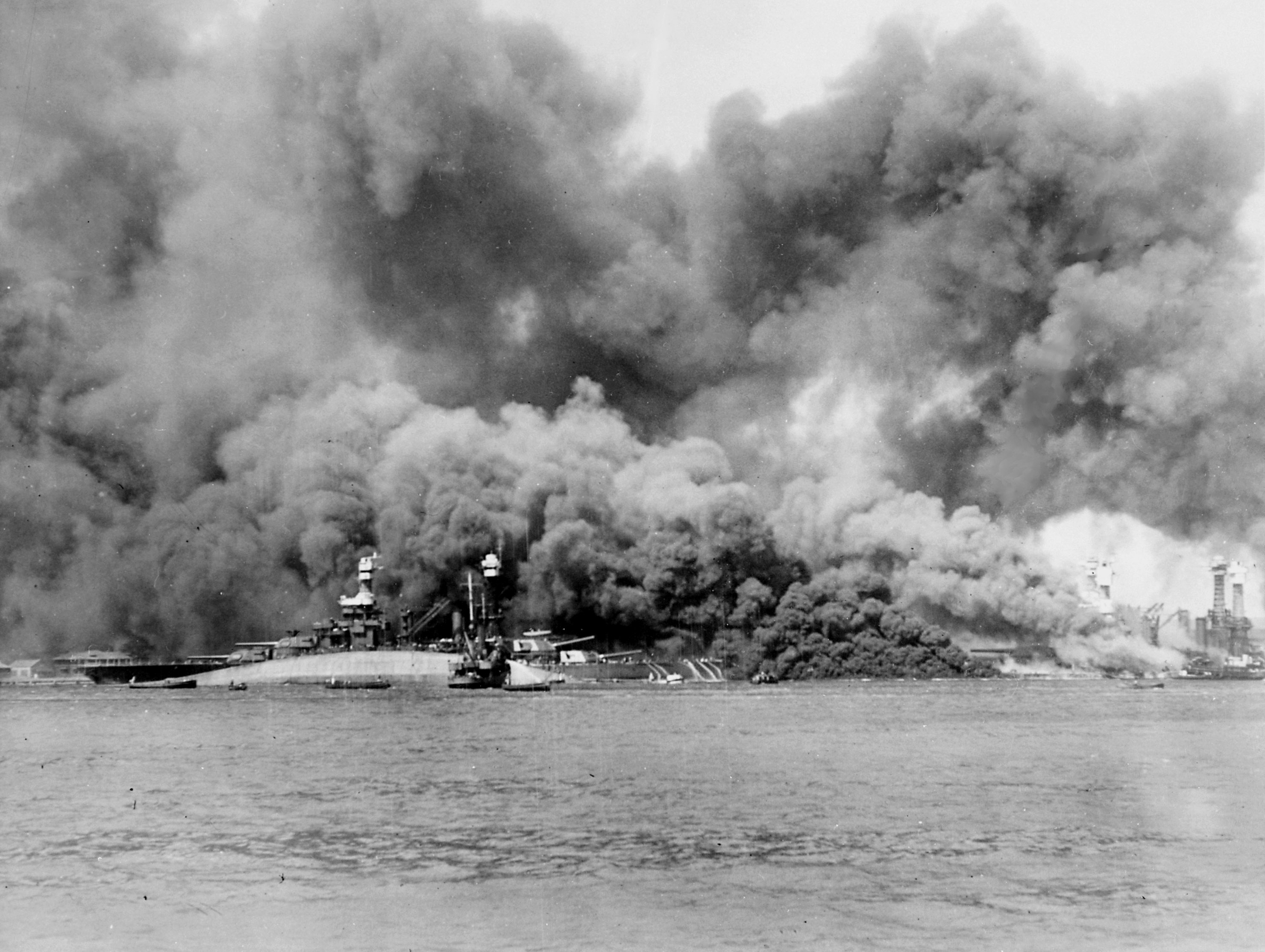 Нападение на базу. Перл Харбор база 1941. Нападение Японии на военно морскую базу США Перл Харбор. Нападение на пёрл-Харбор 1941. Атака на пёрл-Харбор.