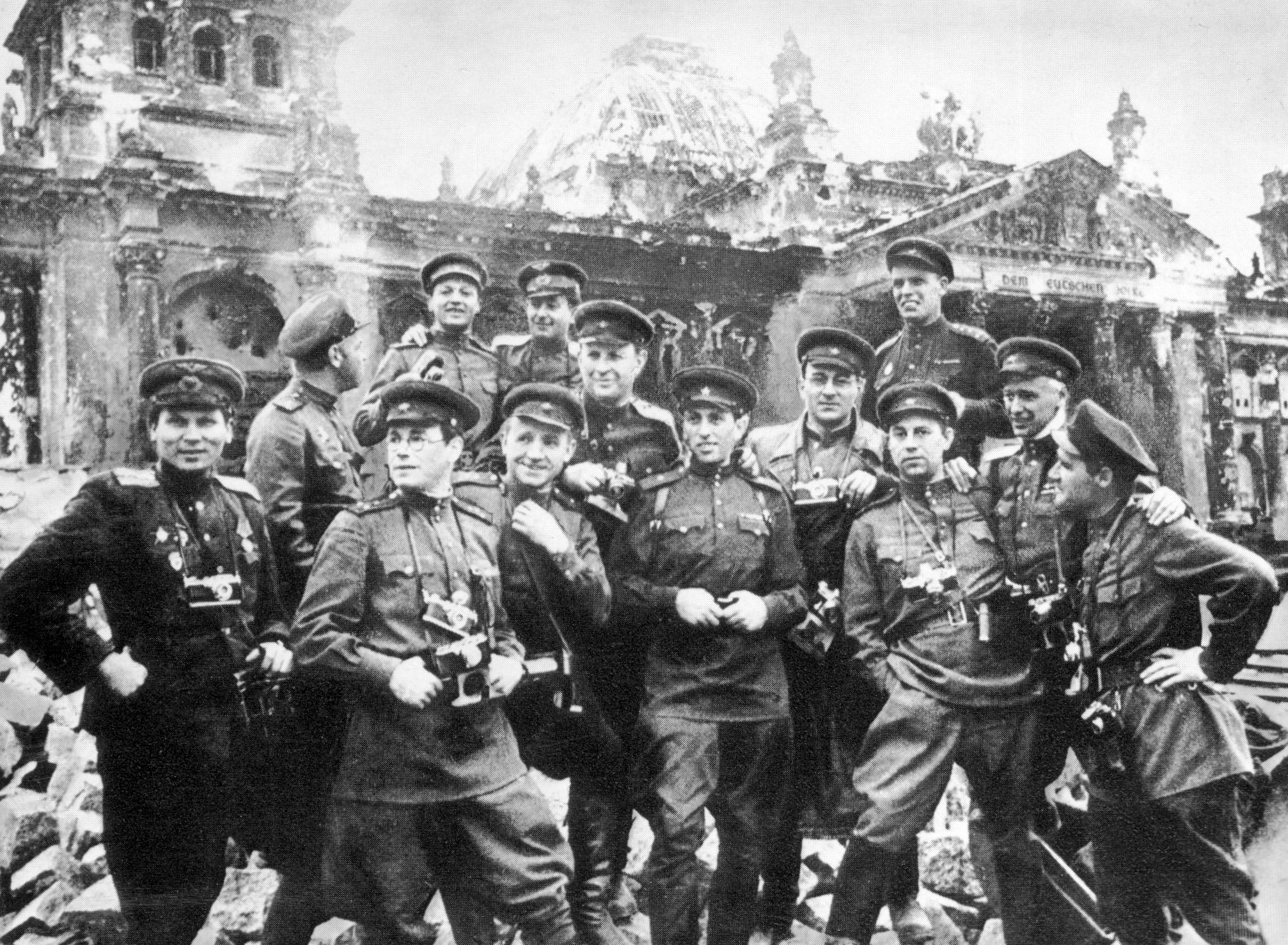 Советские солдаты у Рейхстага 1945