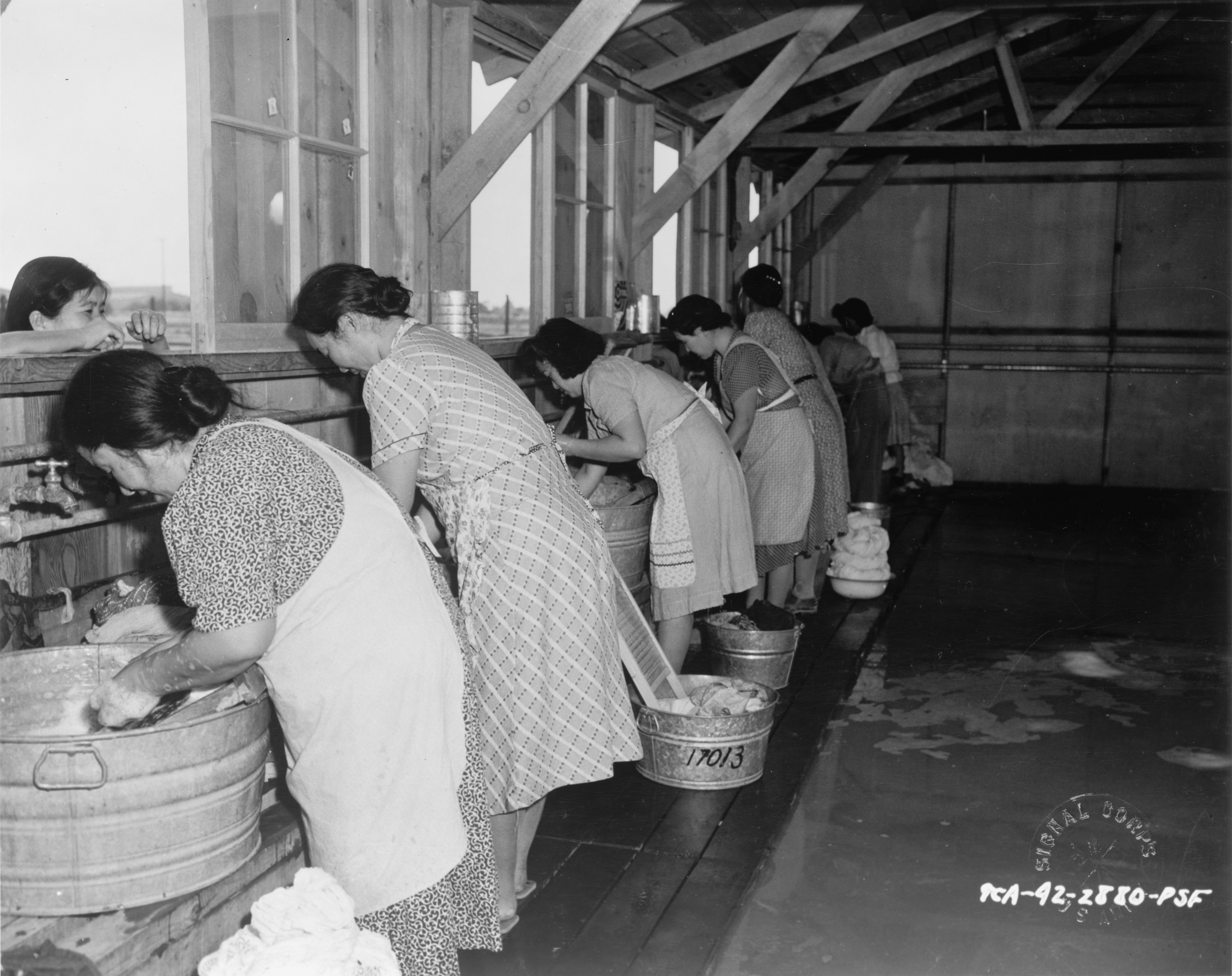 Люди стирают белье. Прачка 19 век. Лагерь для интернированных японцев. Старинная Прачечная. Старинная стирка.