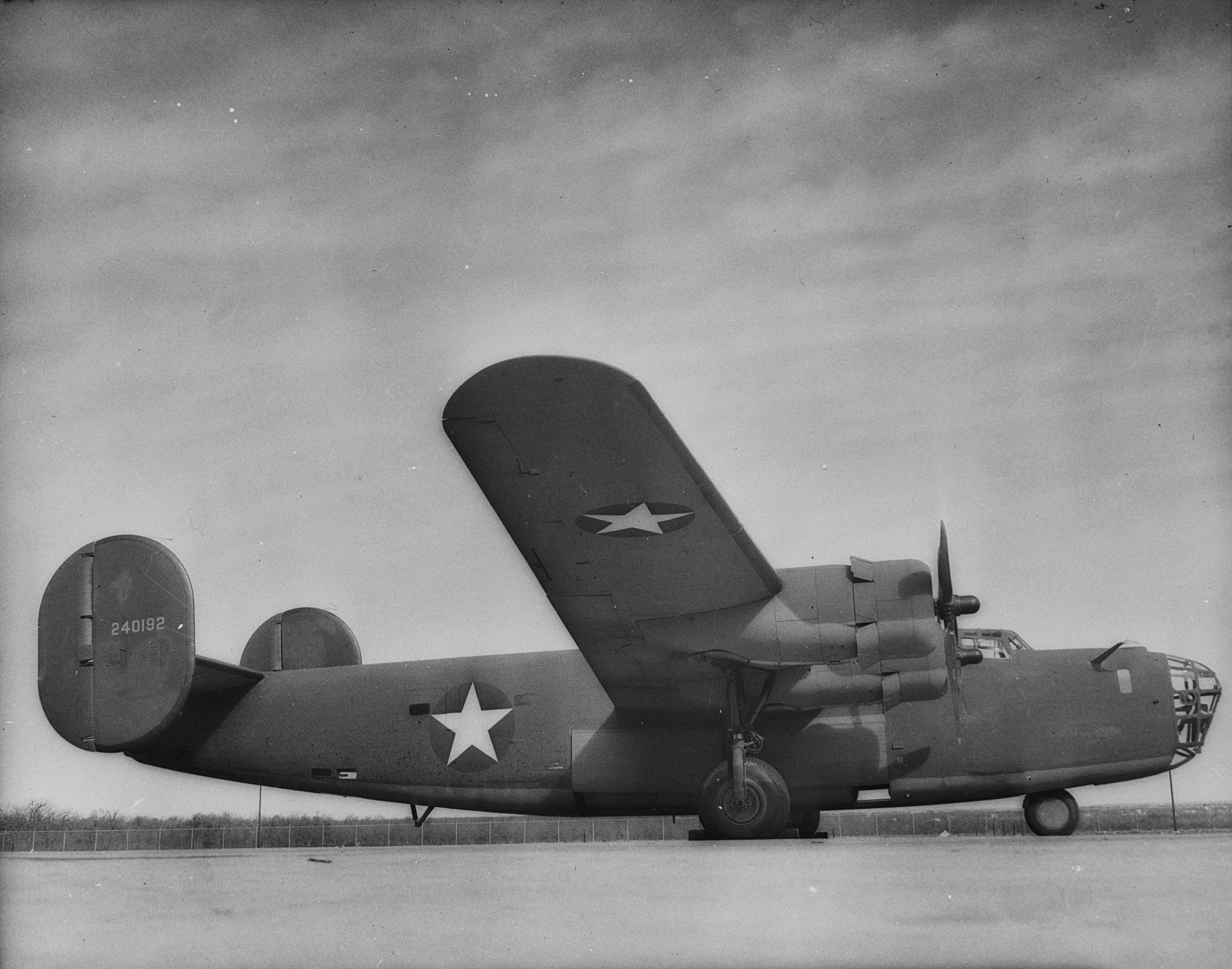 Б 24 04. B 24 бомбардировщик. B-24 Liberator. Американские бомбардировщик б 24. Consolidated b-24 Liberator.