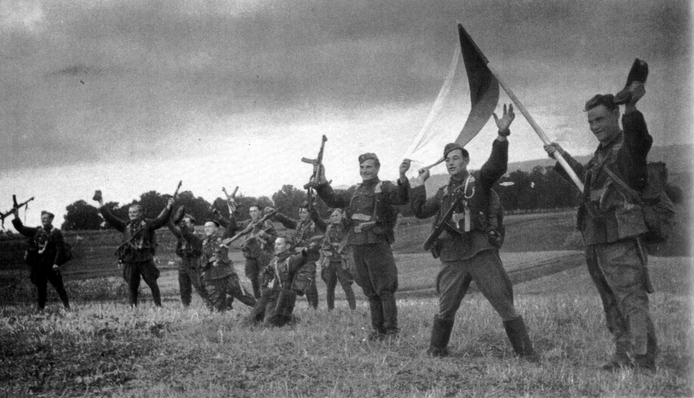 Советские войска вышли к границе. Освобождение Чехословакии в ВОВ. Чехословацкие солдаты 1945-го. Советские войска освобождение Чехословакии. Солдаты Чехословакии второй мировой.