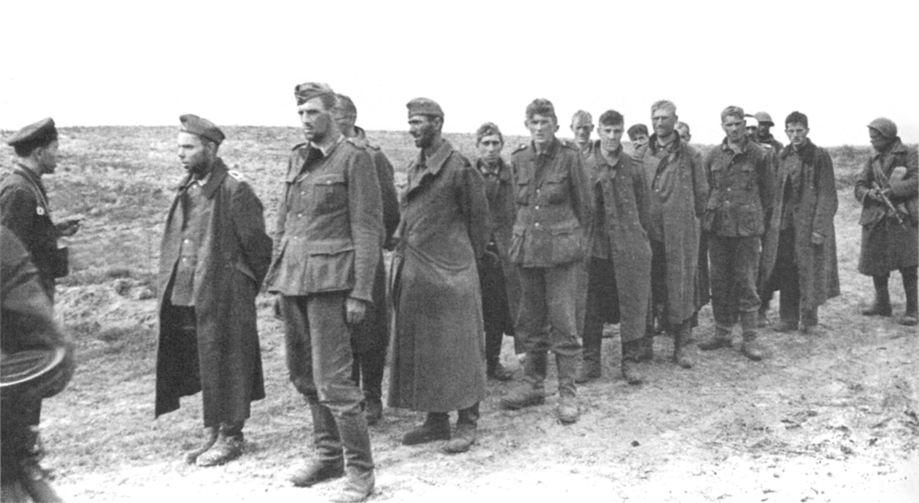 Немцы ведут военнопленных 1941