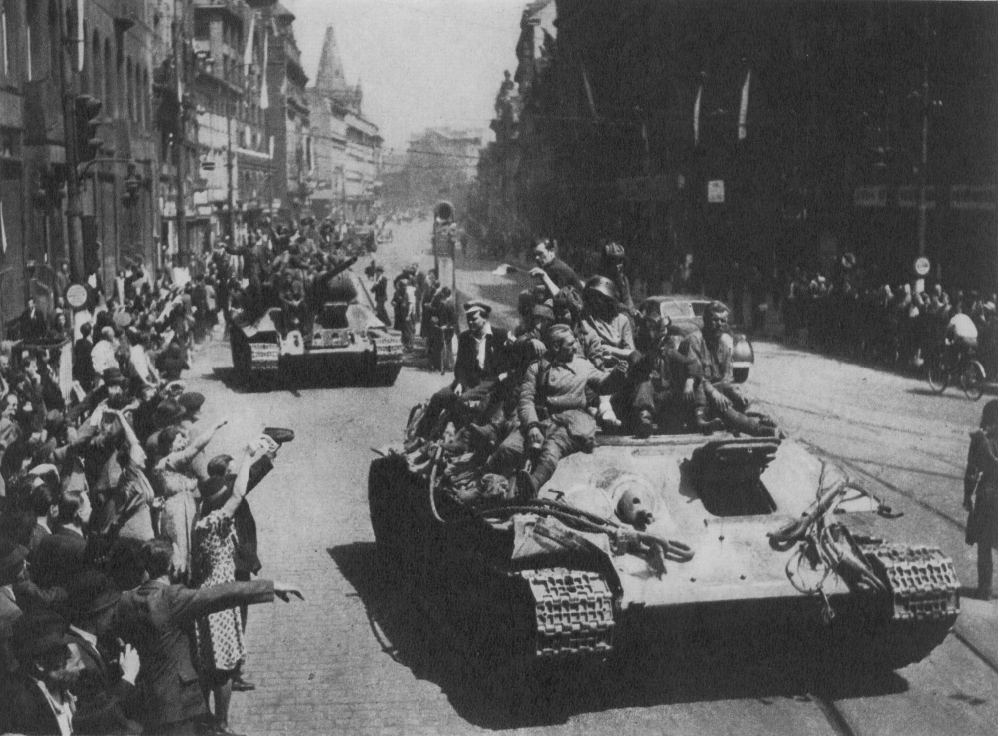 Красная армия в чехословакии. Освобождение Праги 1945. Советские войска в Праге 1945. Советские солдаты в Праге 1945. Советская армия в Праге 1945.