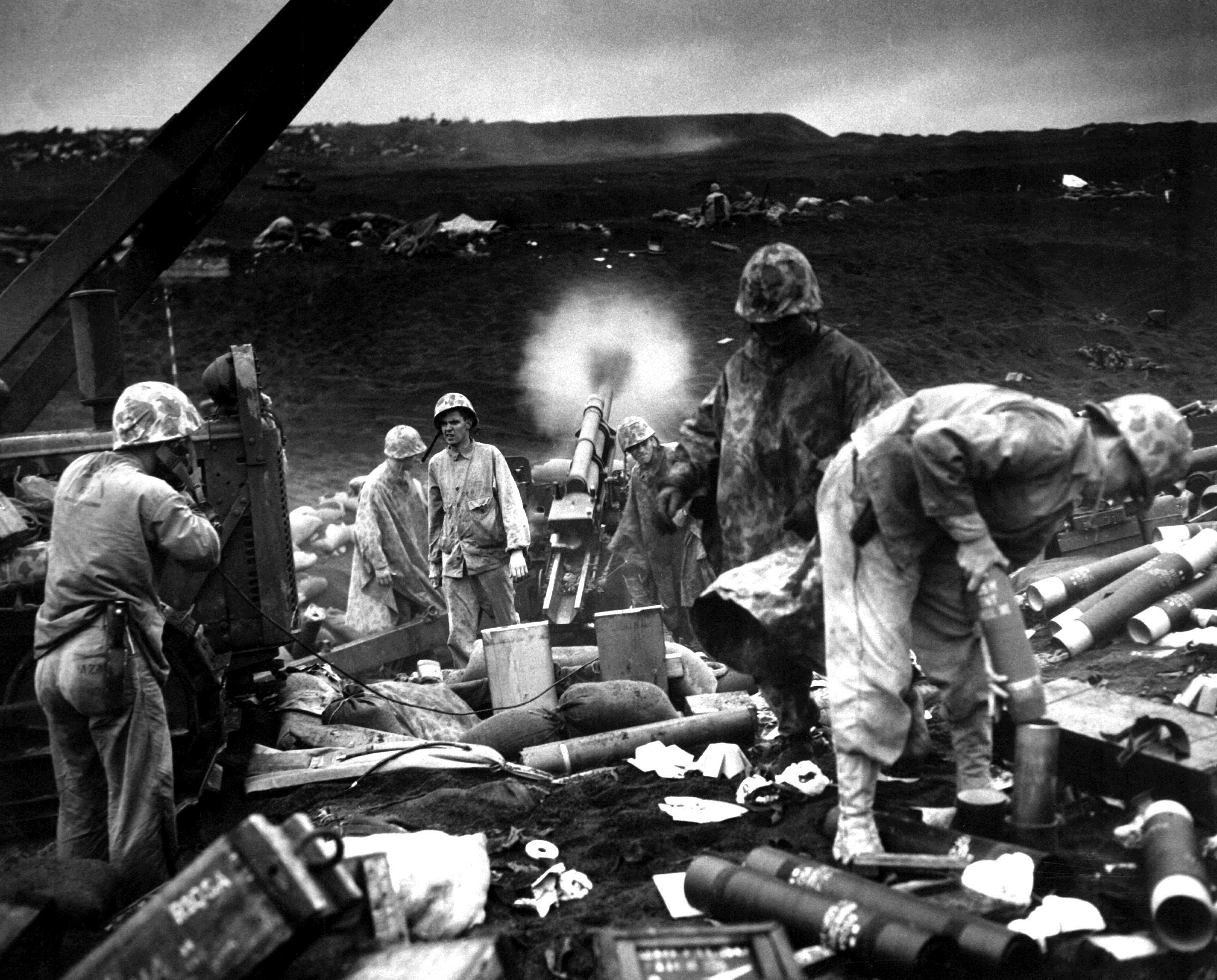 Вторая мировая фотографии. Американские морские пехотинцы на острове Иводзима 1945 г. Кадры второй мировой войны.