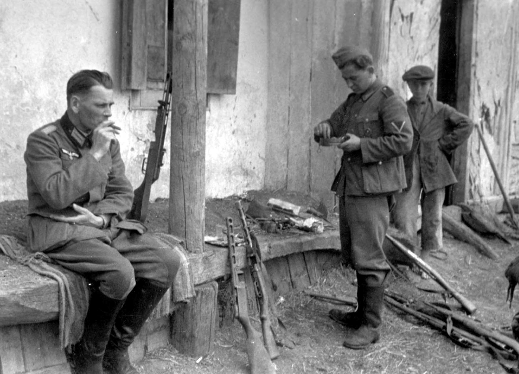 Солдаты вермахта в Советской деревне