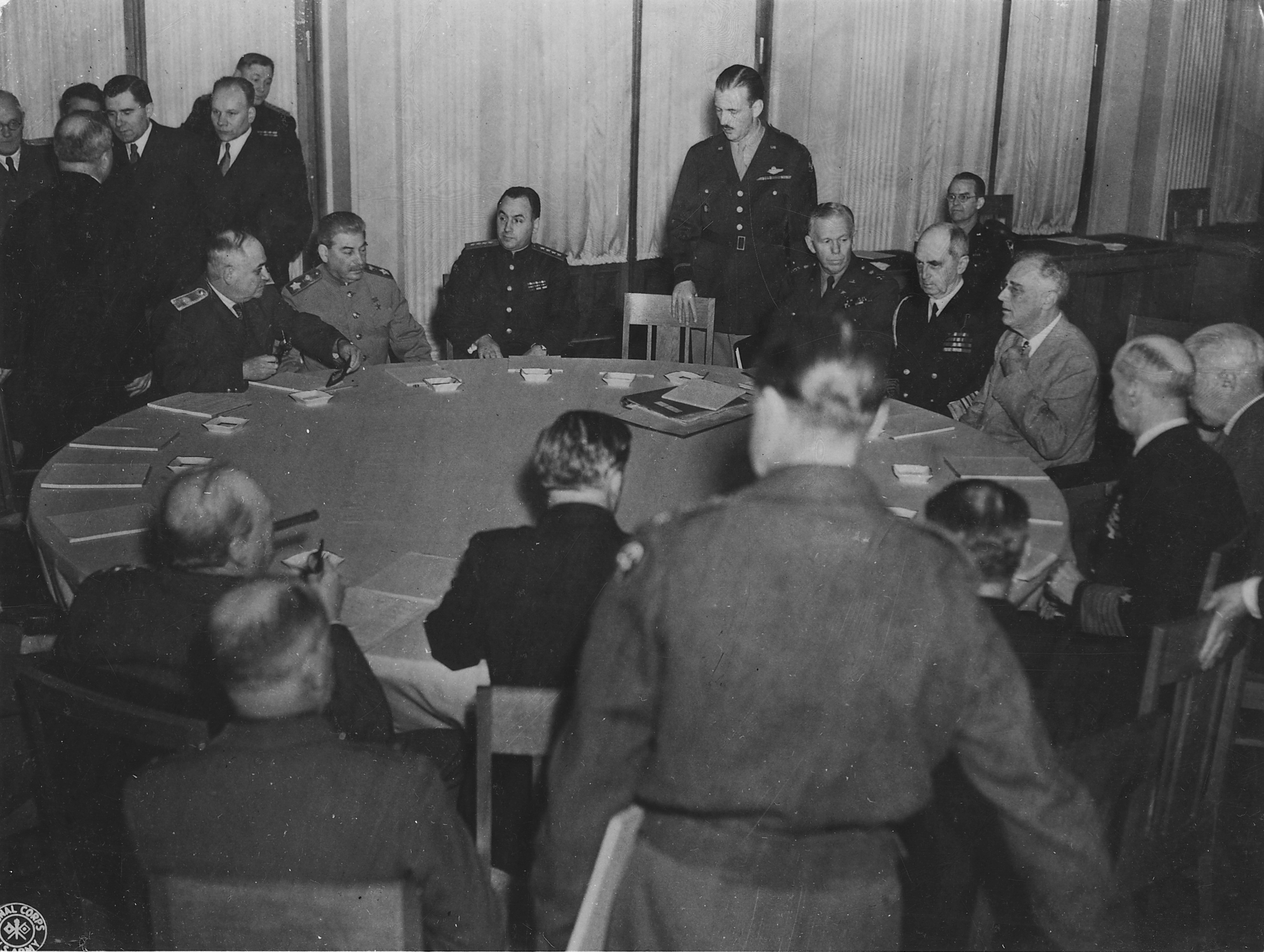 Сталин переговоры. Рузвельт Франклин Ялтинская конференция. Ялтинская конференция 1945. Черчилль Ялтинская конференция. Ялтинская конференция 1945 стол.