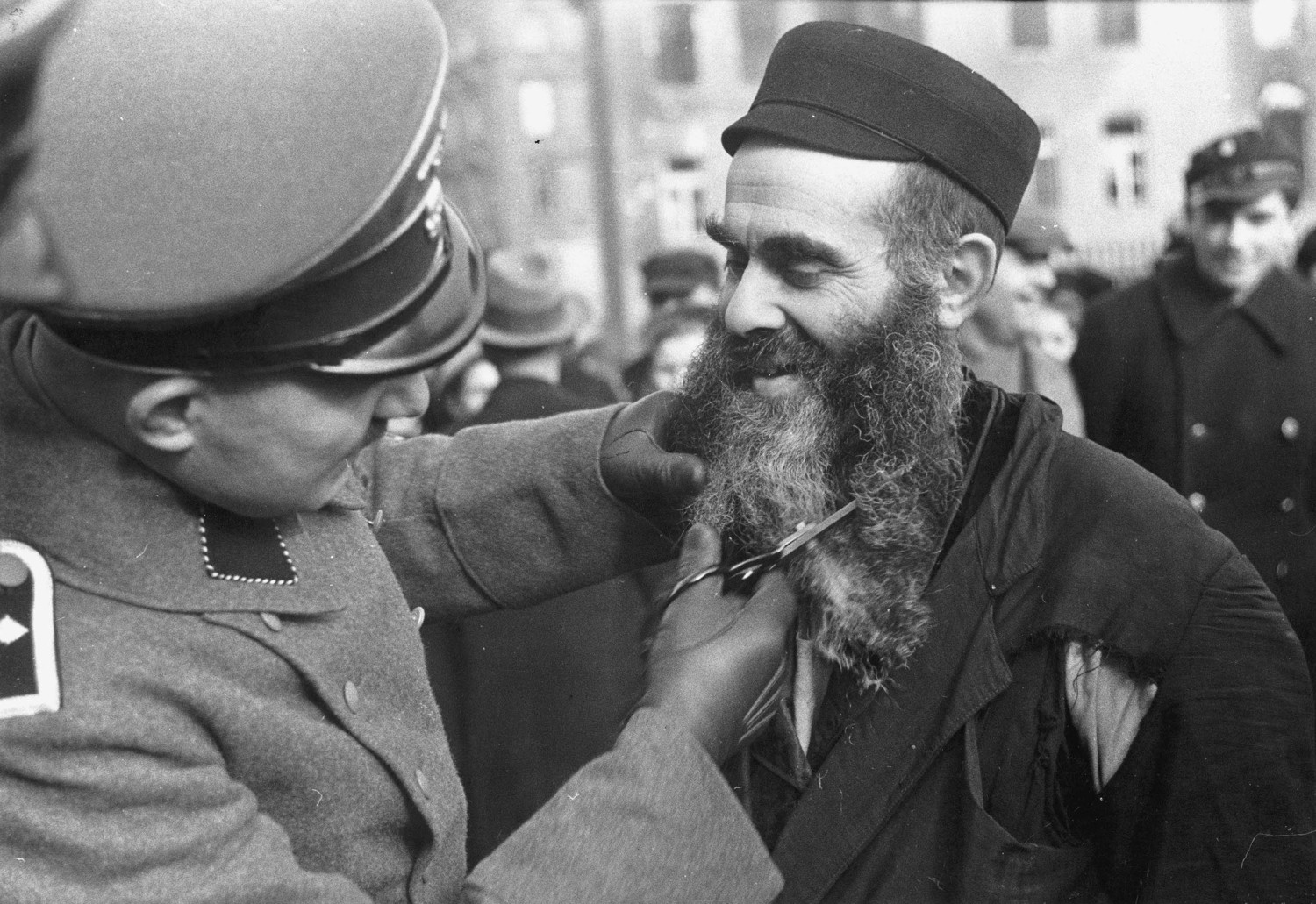 Почему евреи не бреются лезвием