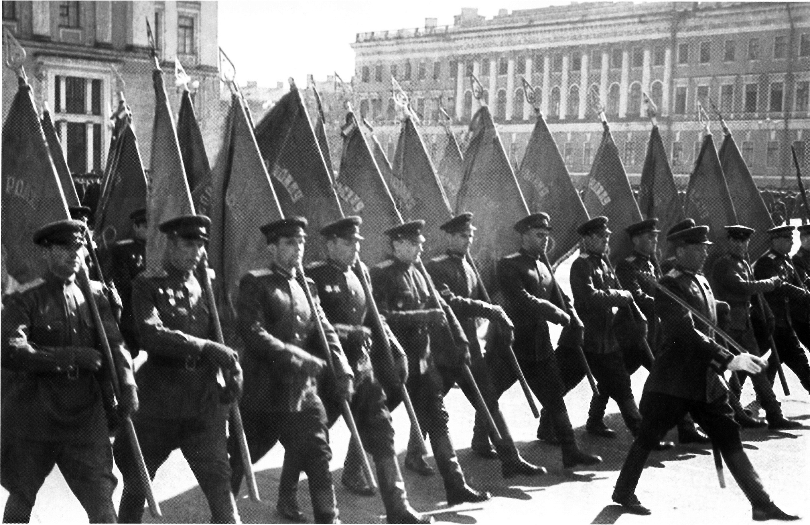 Где прошел первый парад. Знаменосец на параде Победы в 1945 году. ВОВ парад Победы 1945. Первый парад Победы 24 июня 1945 года. Парад Победы СССР 1945.