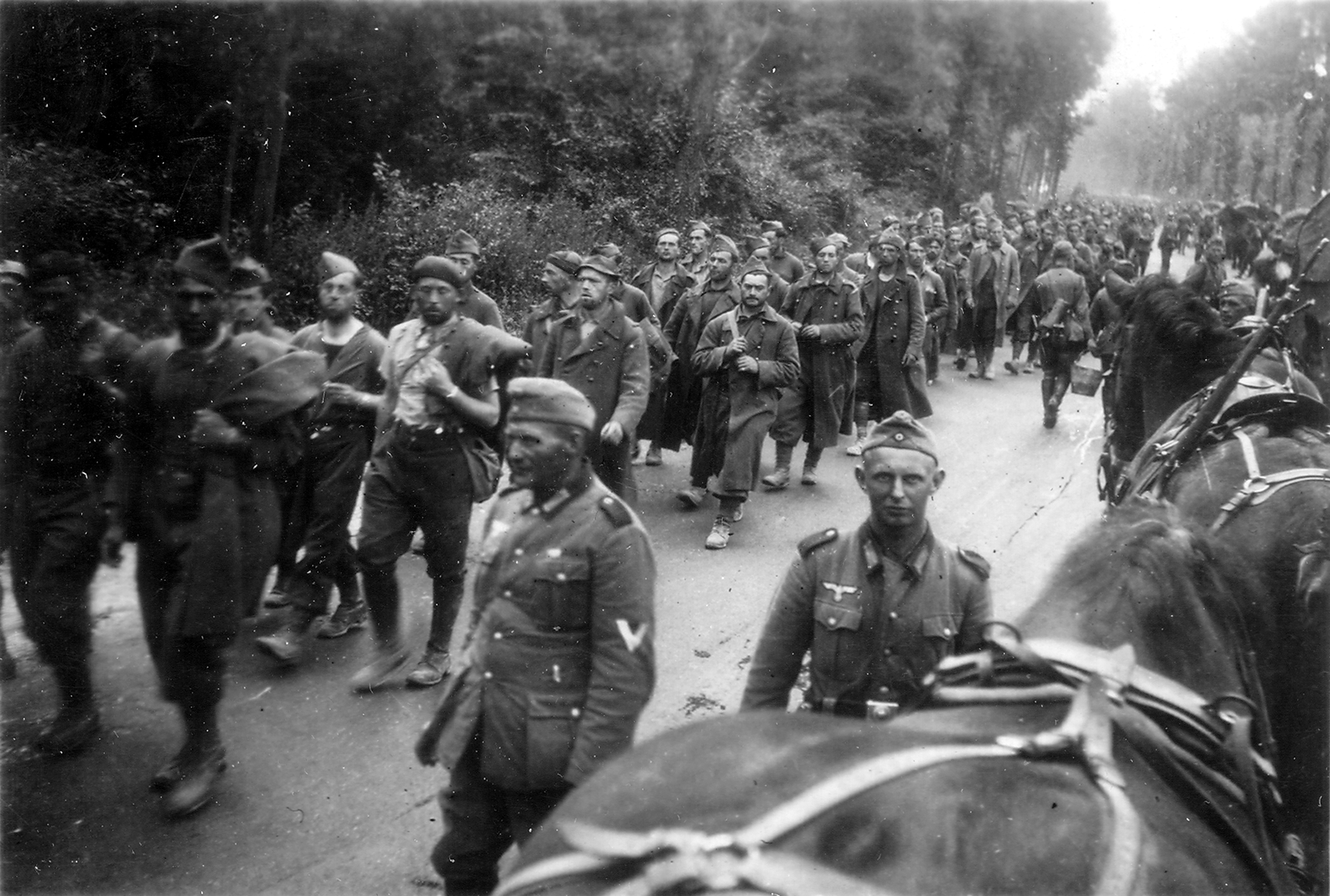 22 июня 1939 г. Пленные французские солдаты 1940. Колонна немецких пленных Франция 1944. V Франция 1940г. Немецкие солдаты во Франции 1940.