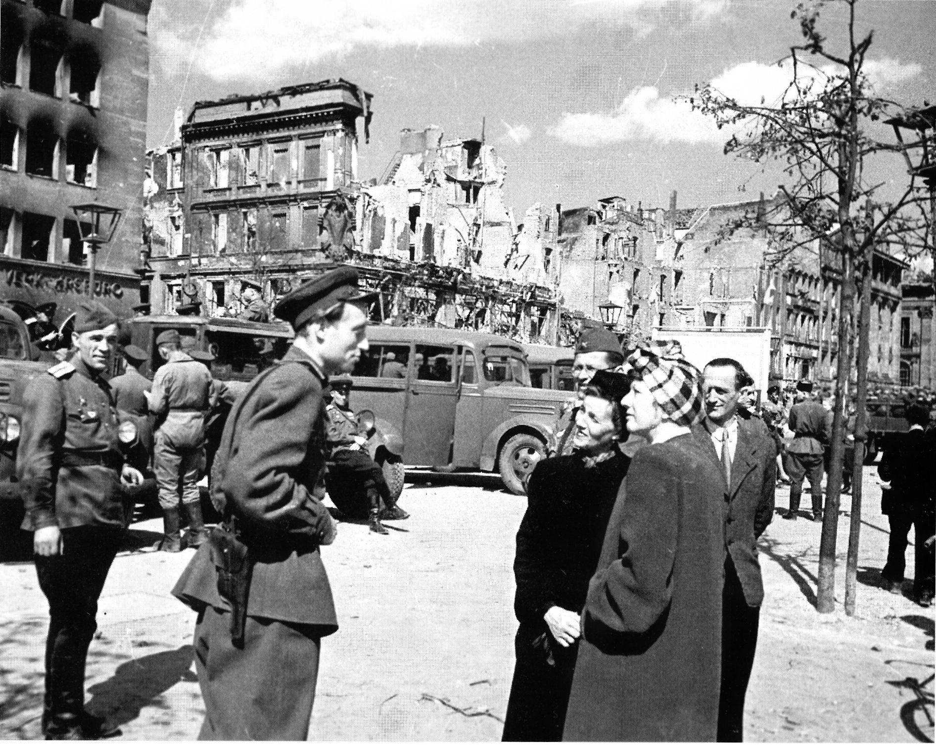 Немецкие города времен великой отечественной. Германия советские солдаты в Берлине 1945. Советские войска в Германии 1945. Советские солдаты в Берлине 1945 года.