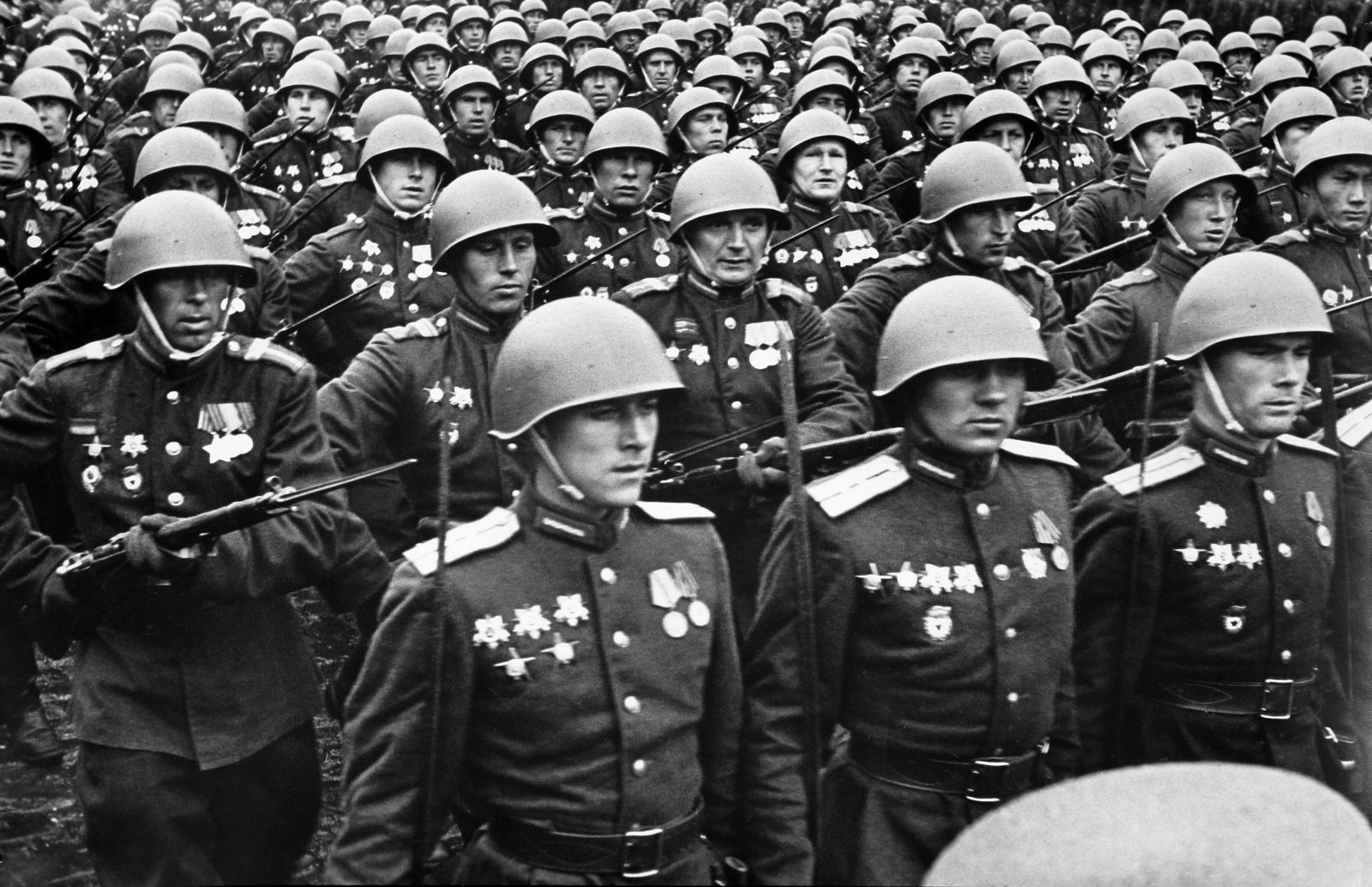 18 24 июня. Солдаты парад Победы 1945. Советские солдаты на параде Победы 1945. Парад войск красной армии 1945 года.