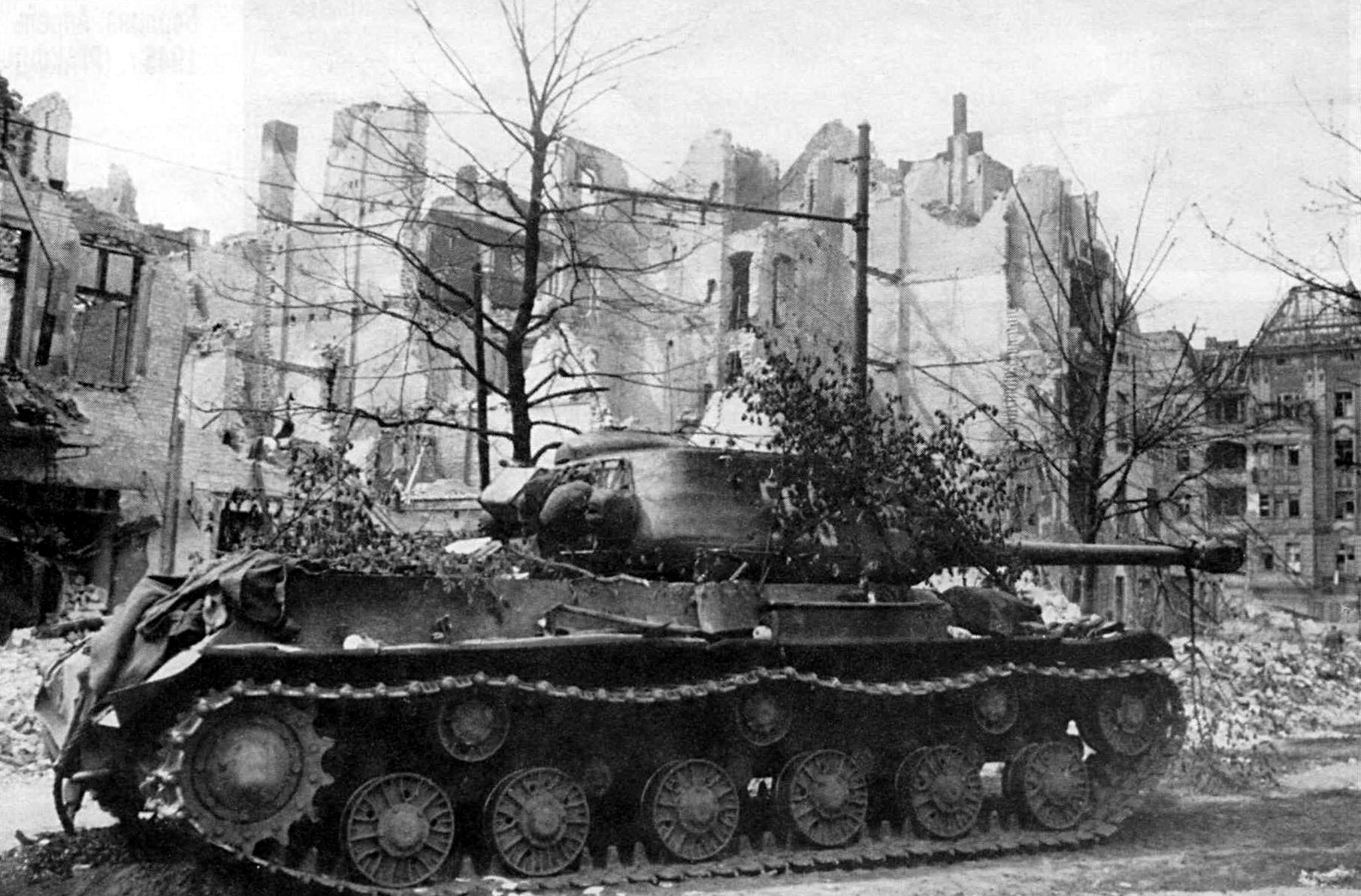 Ис 2 год. ИС-2 В Берлине 1945. Штурм Берлина ИС-2. Танк ИС 2 ВОВ.