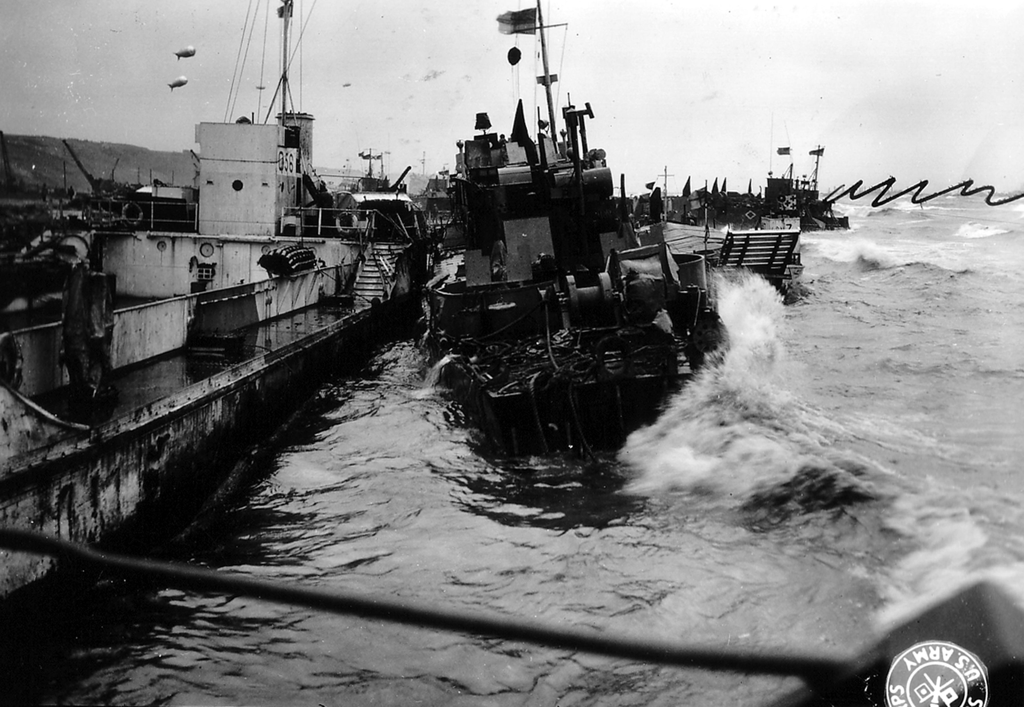 Высадка на корабль. Высадка в Нормандии 1944 корабли. Высадка десанта в Нормандии в 1944. Десантные корабли в Нормандии. Американский десантный катер Нормандия 1944.