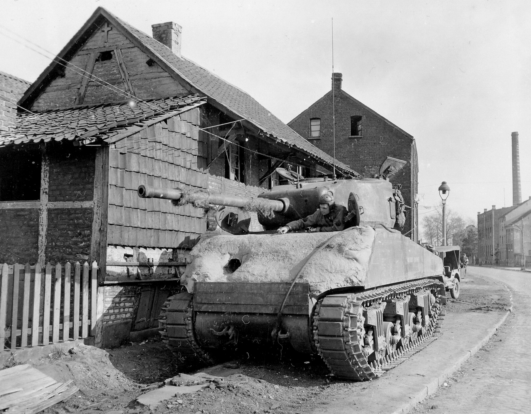 Красные немецкие танки. Шерман 1945. Танк Шерман второй мировой войны. Шерман 2 бронетанковой дивизии. Американский танк второй мировой Шерман.