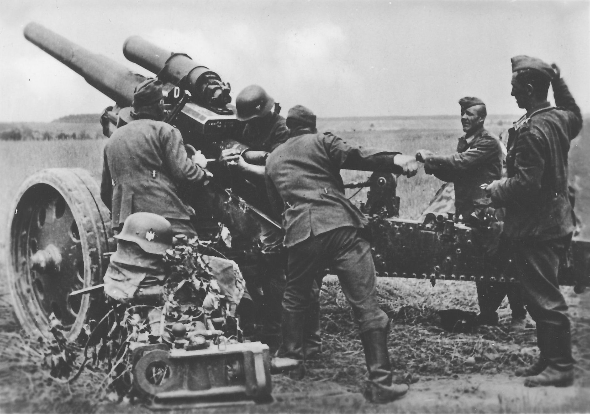 Сколько фашистских танков уничтожил артиллерист борисов. 150-Мм тяжелая Полевая гаубица SFH 18. Немецкая гаубица 150мм SFH. Немецкая артиллерия 1941 года. Артиллерия ВОВ 1941-1945 Германии.