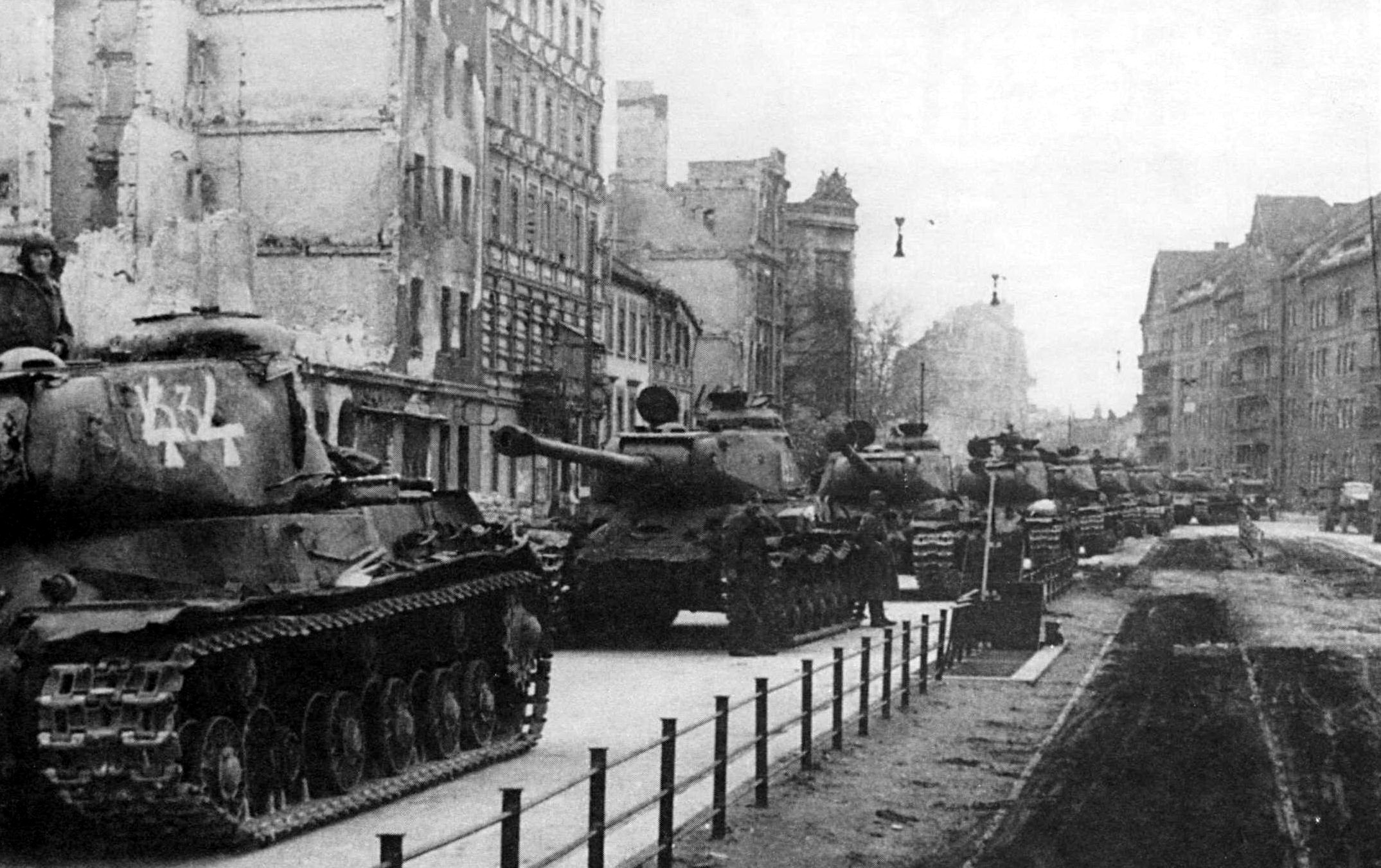 Ис вов. ИС-2 В Берлине. Танк ИС 2 В Берлине. Танк ис2 Берлин 1945. ИС-2 В Берлине 1945.