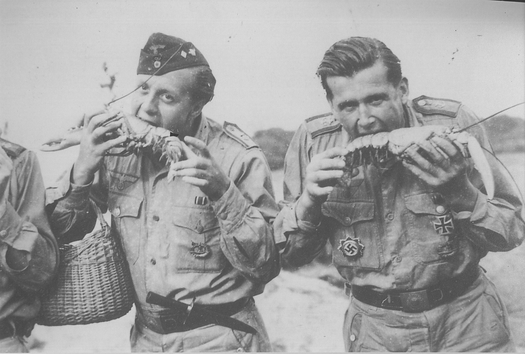 Почему великая германия. Немецкие солдаты второй мировой войны. Немецкий солдат. Немецкие солдаты второй мировой едят. Веселые немецкие солдаты.