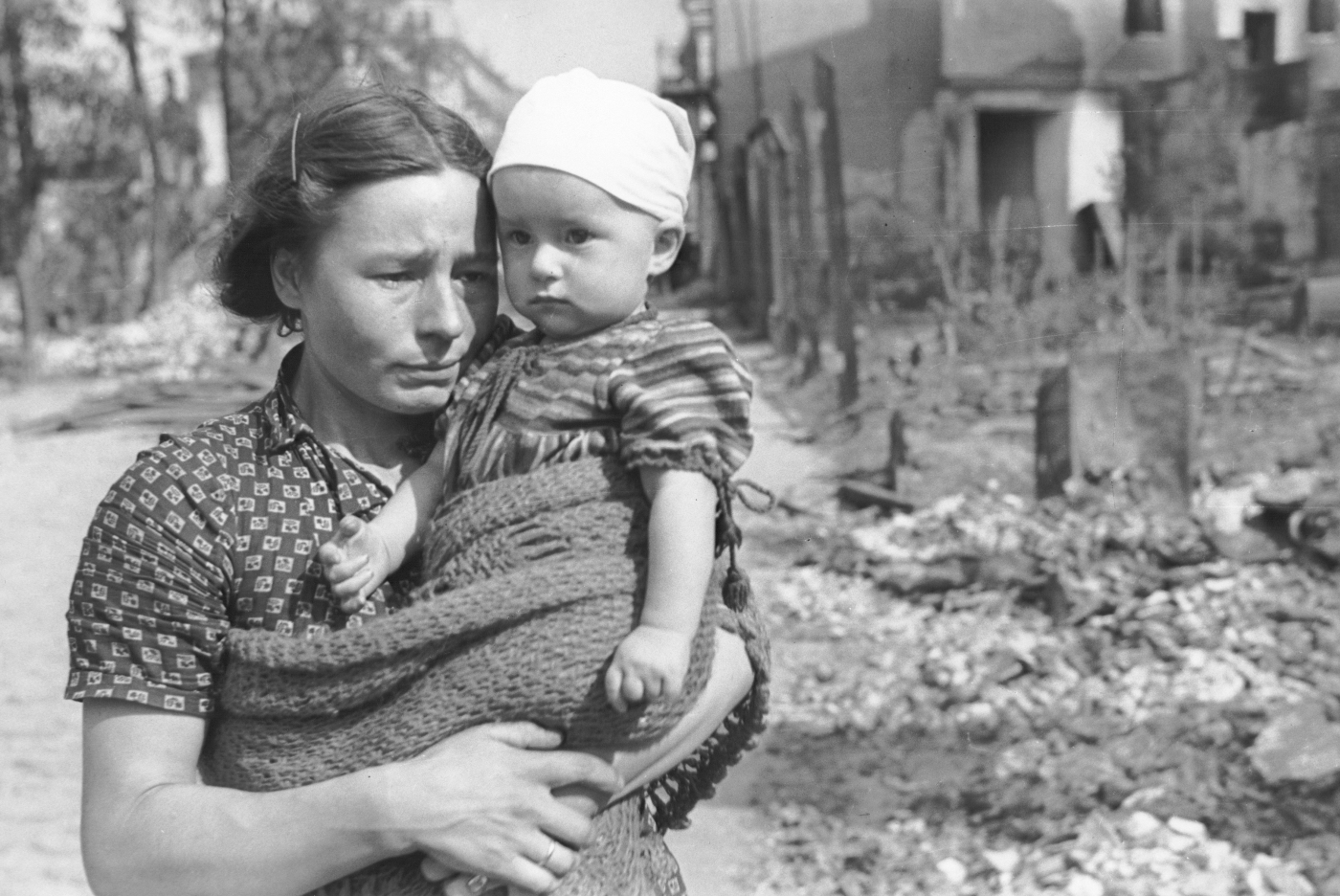 Великая женщина мать. Советская женщина с ребенком. Дети войны.