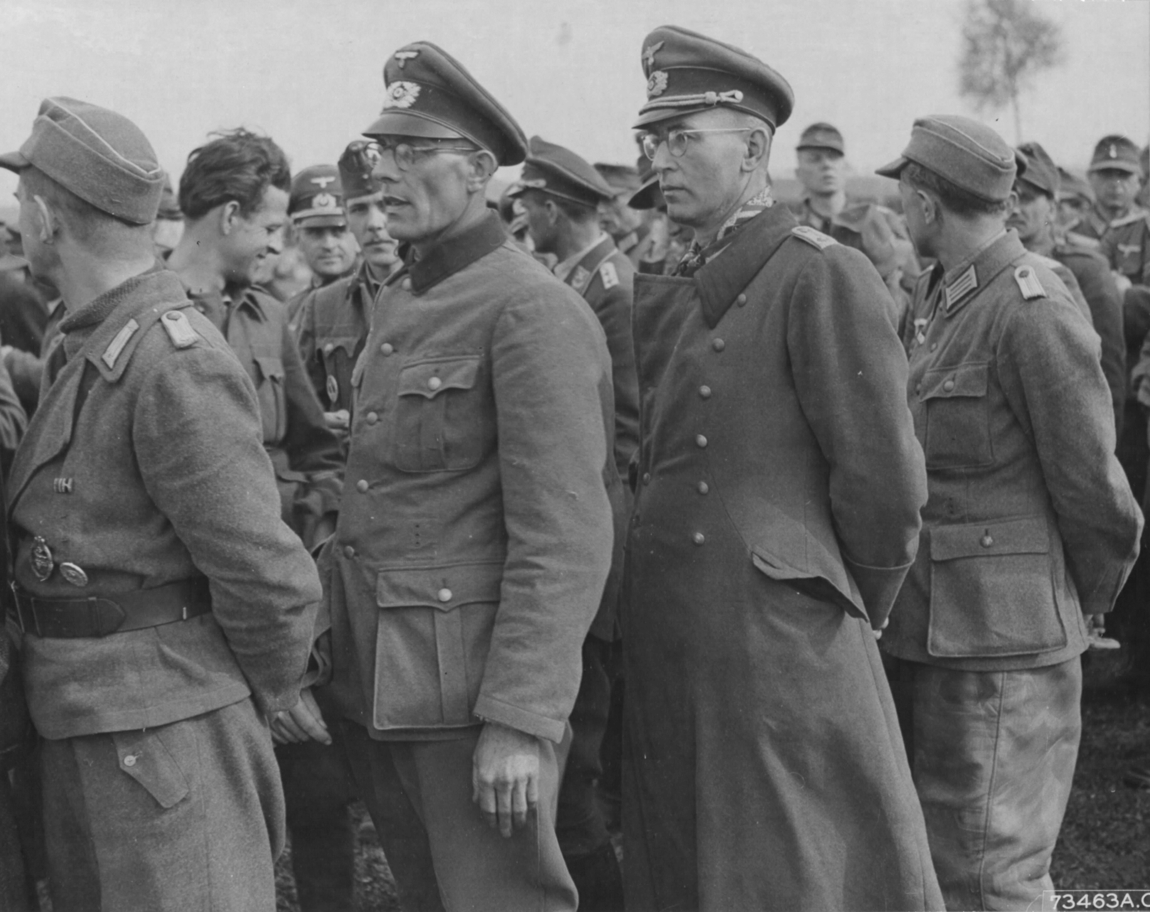 Опять немцы полезли кто сказал. Пленный немецкий офицер вермахта. Немецкие военнопленные 1945. Группа пленных немцев 1945. Пленные офицеры вермахта.