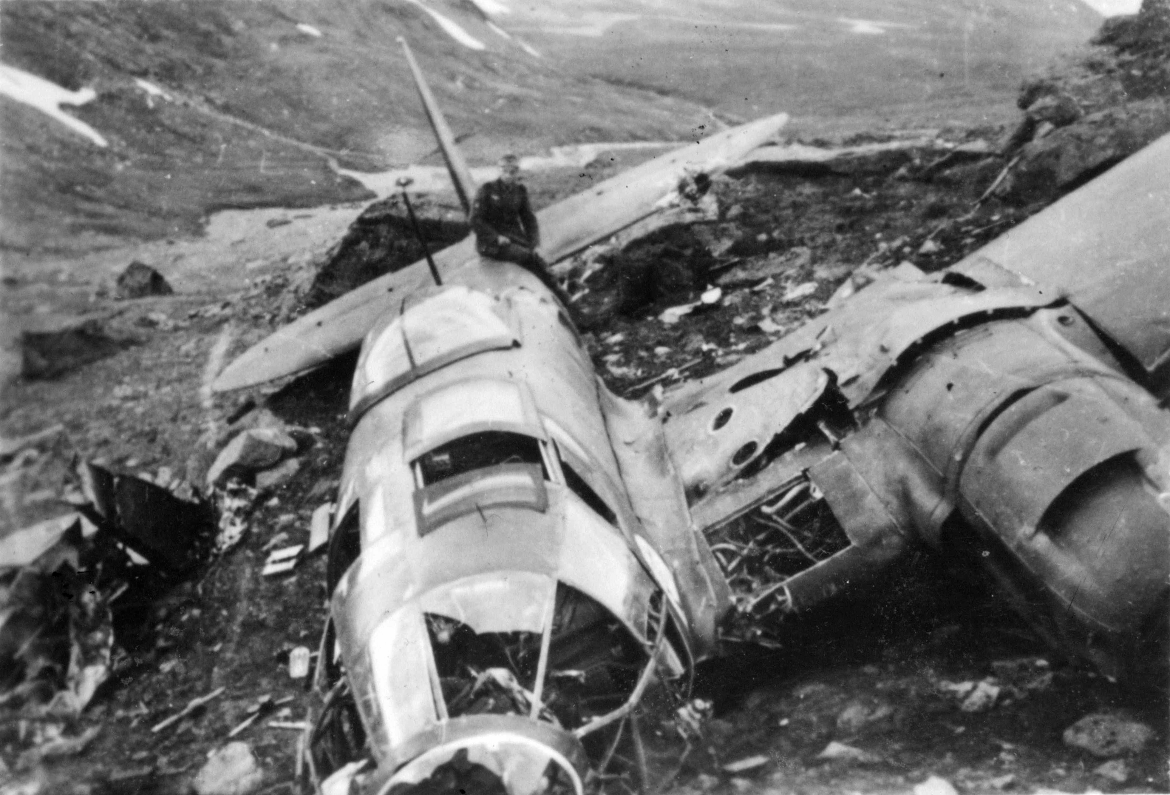 Второй сбитый самолет. Самолеты Юнкерс 2 мировой войны. Самолет 111 Хейнкель сбитый.