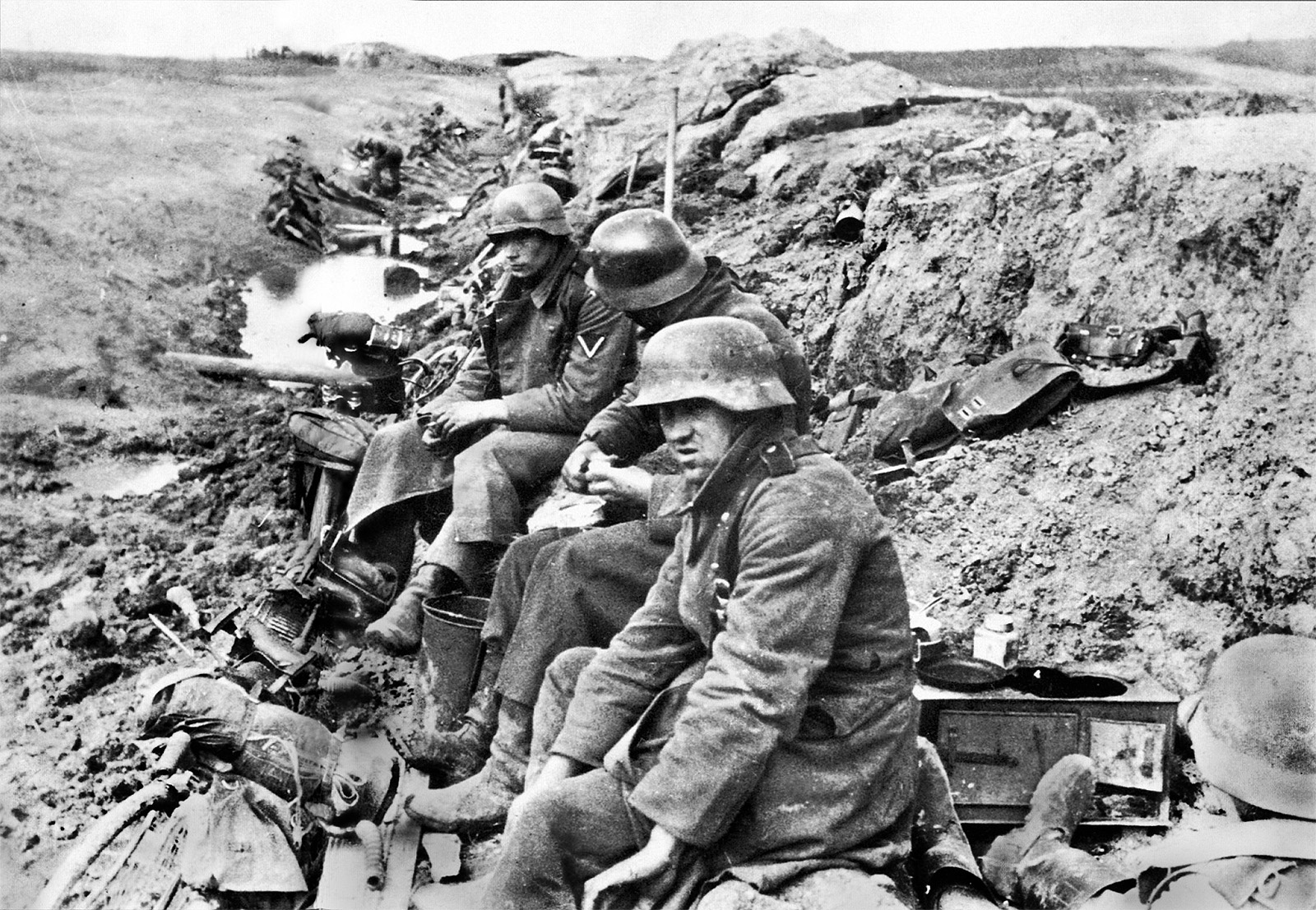 Немецкие солдаты в окопах ВОВ