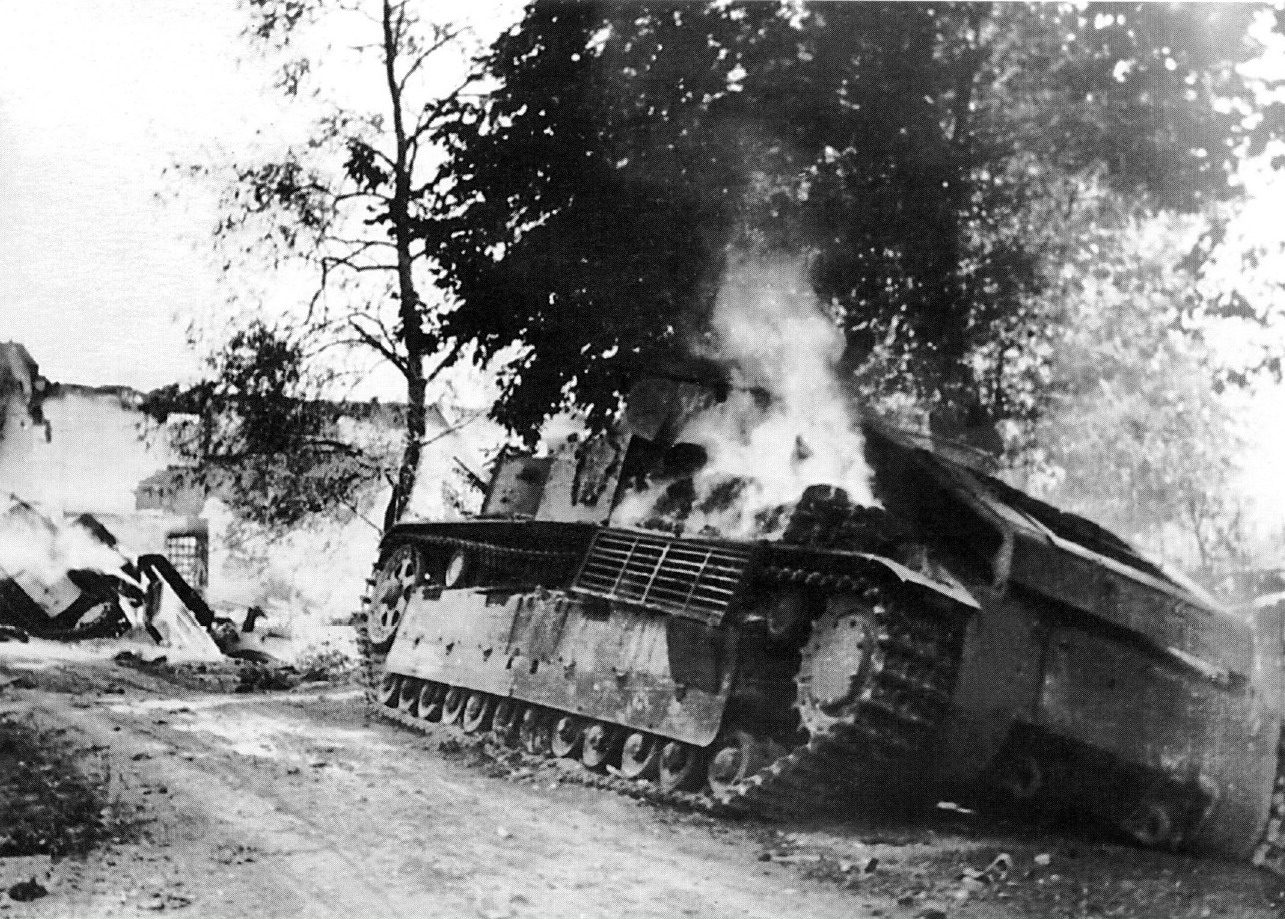 Немецких танков генерал. Подбитые т-28. Подбитый Советский танк 1941. Сгоревшие советские танки июнь 1941.