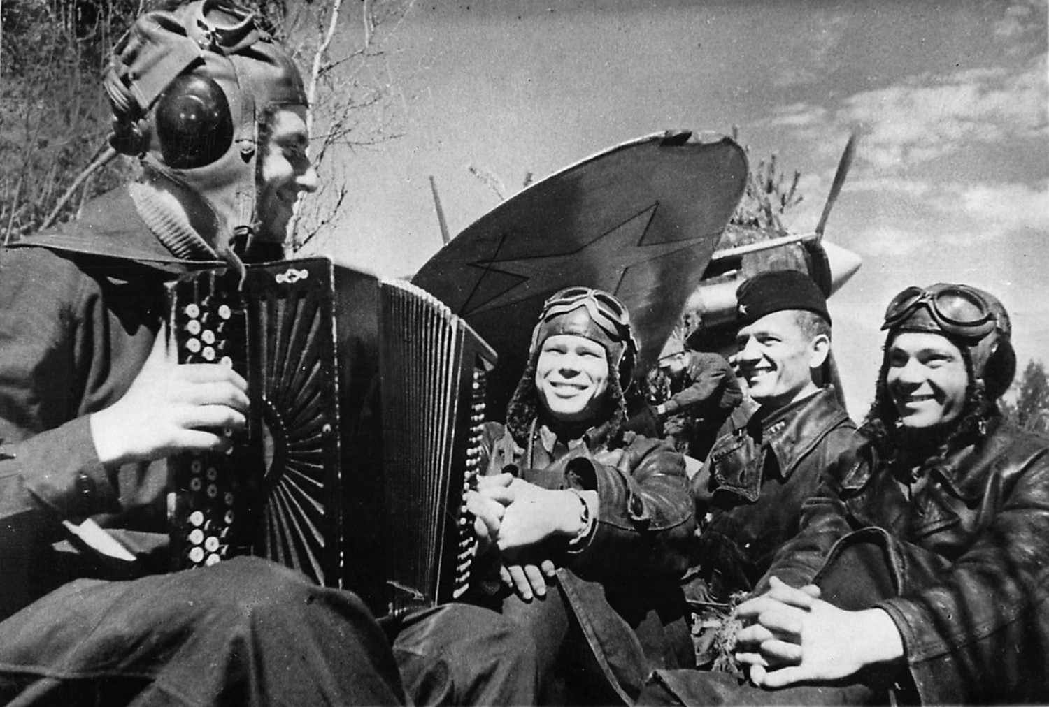Песни написанные в 1945 году. Военные фотографии. Музыканты Великой Отечественной войны. Солдат ВОВ С гармошкой.