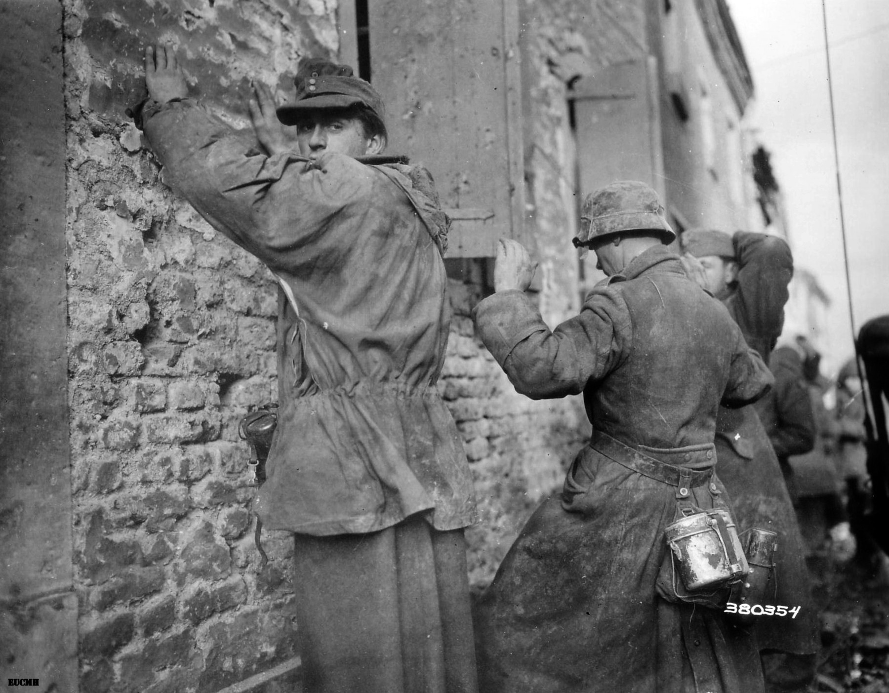 Куда немцы загнали пленных переночевать. Берлин 1945 немцы сдаются в плен. Немецкие солдаты сдаются в плен 1945. Немецкие солдаты сдаются в плен в Берлине. Пленные немецкие солдаты 1945.