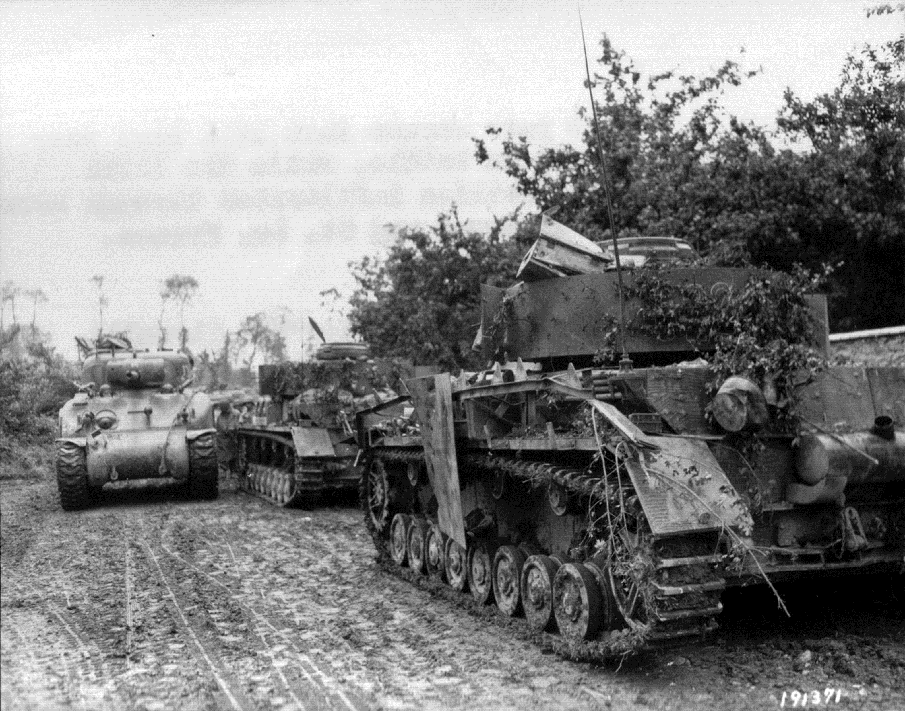 Немецкий ис. Панцер 4 танк. Танк Шерман 1944. Танк Панзер 2. Подбитый PZ-4 Ausf j.