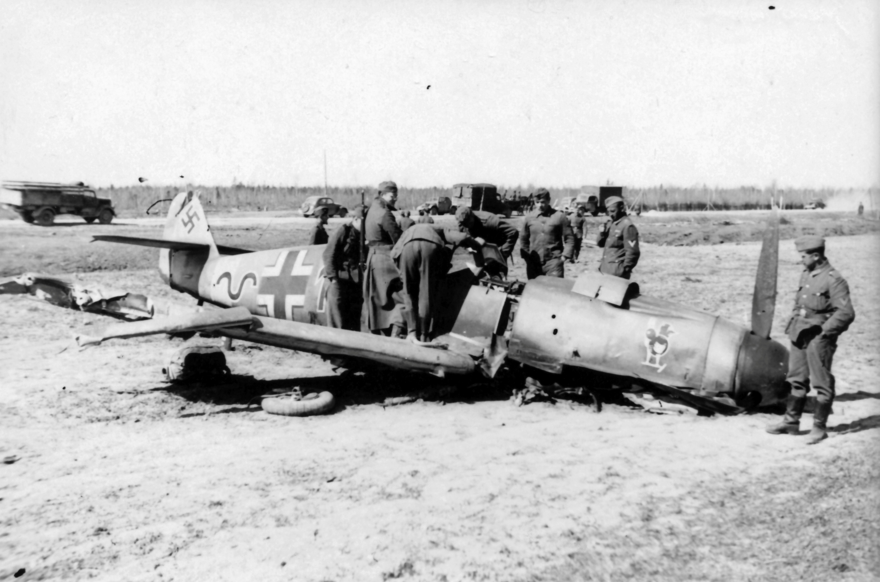 Советский истребитель сбил. Сбитый Мессершмитт 109. Самолет Мессершмидт 1941. Bf-109 JG 54. Самолет Мессершмитт 1943.