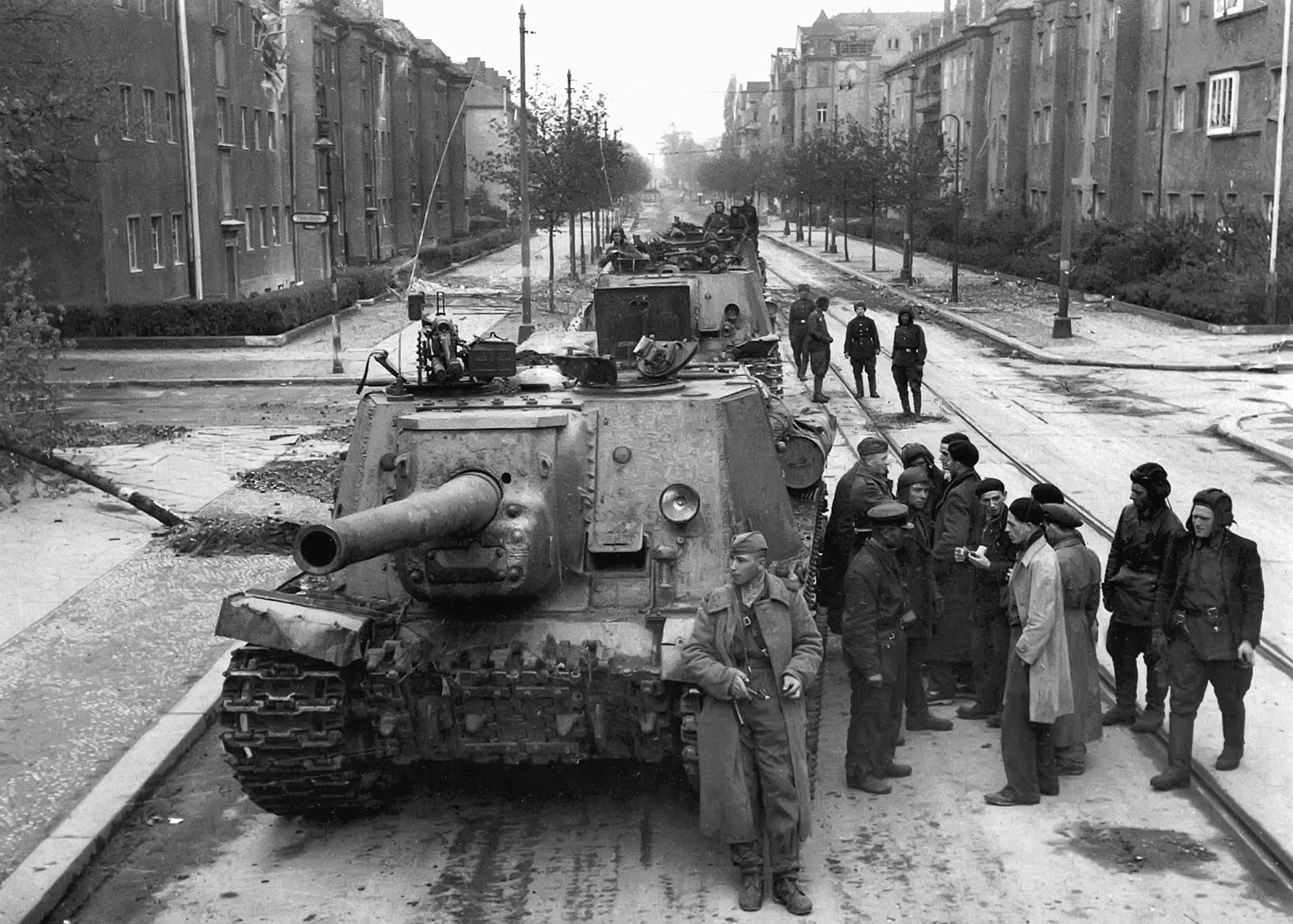 советский танк в берлине