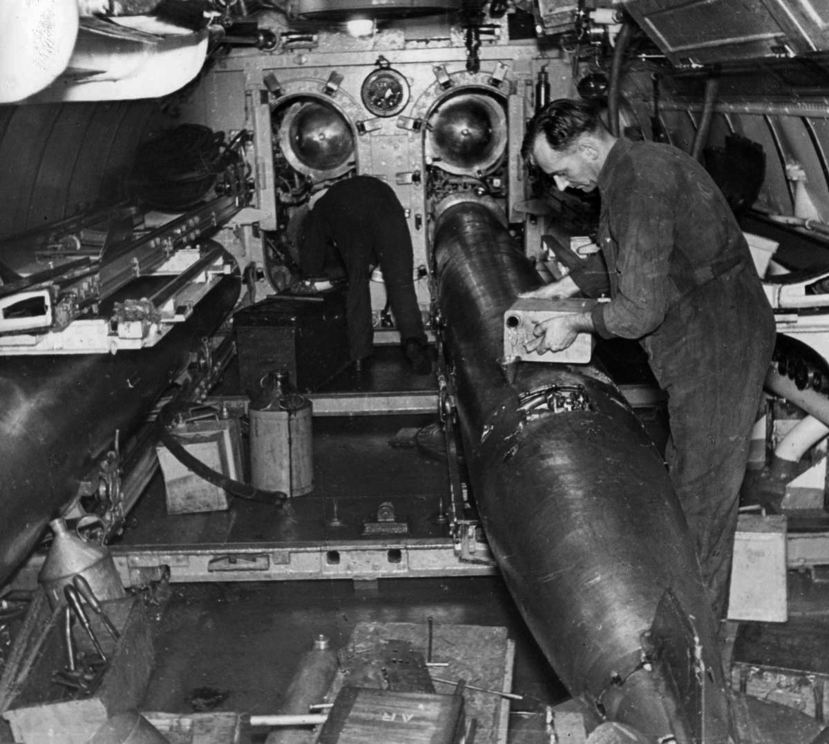 Торпеда времени. Торпедный отсек подводной лодки u96. Немецкие торпеды второй мировой войны. Подводная лодка Малютка 1941-1945. Внутри подводной лодки Малютка.