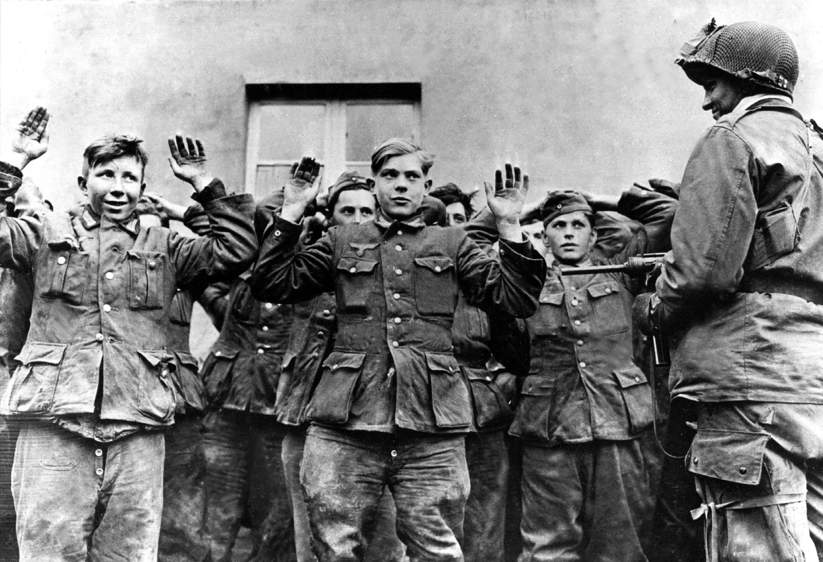 Немцы радуются. Гитлерюгенд в Берлине 1945 пленные. Дети и солдаты вермахта 1941. Немецкие солдаты сдаются в плен 1945.
