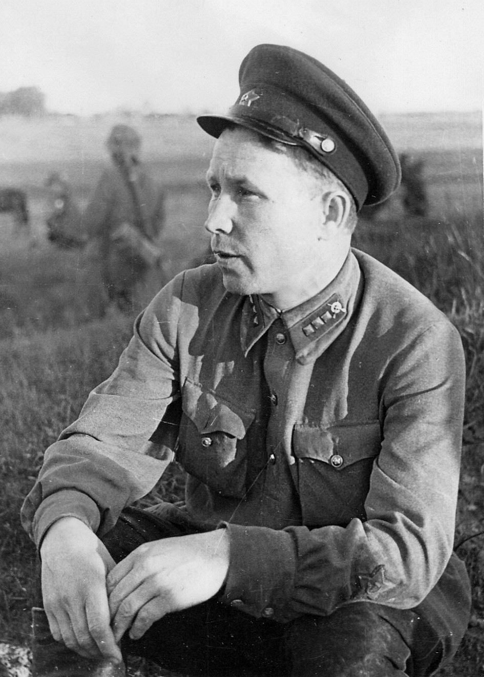 Пленный советский политрук, захваченный солдатами вермахта в районе  Виштитис — военное фото