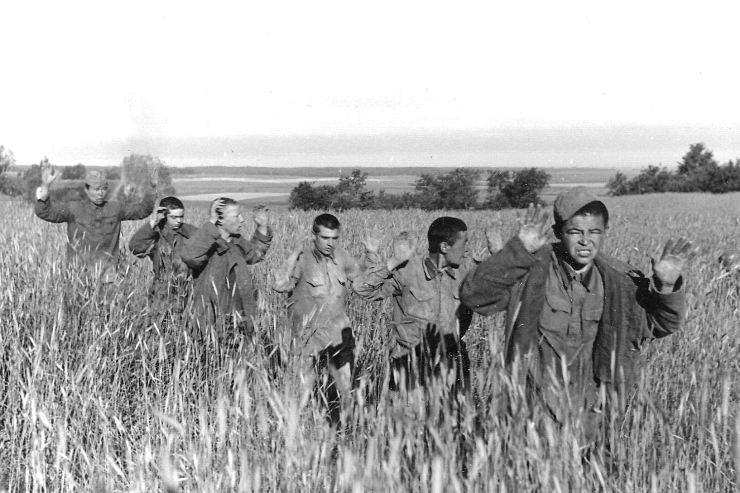Рота сдалась в плен. Советские военнопленные 1941. Пленные солдаты РККА 1941 Г. Плен советских солдат в 1941.