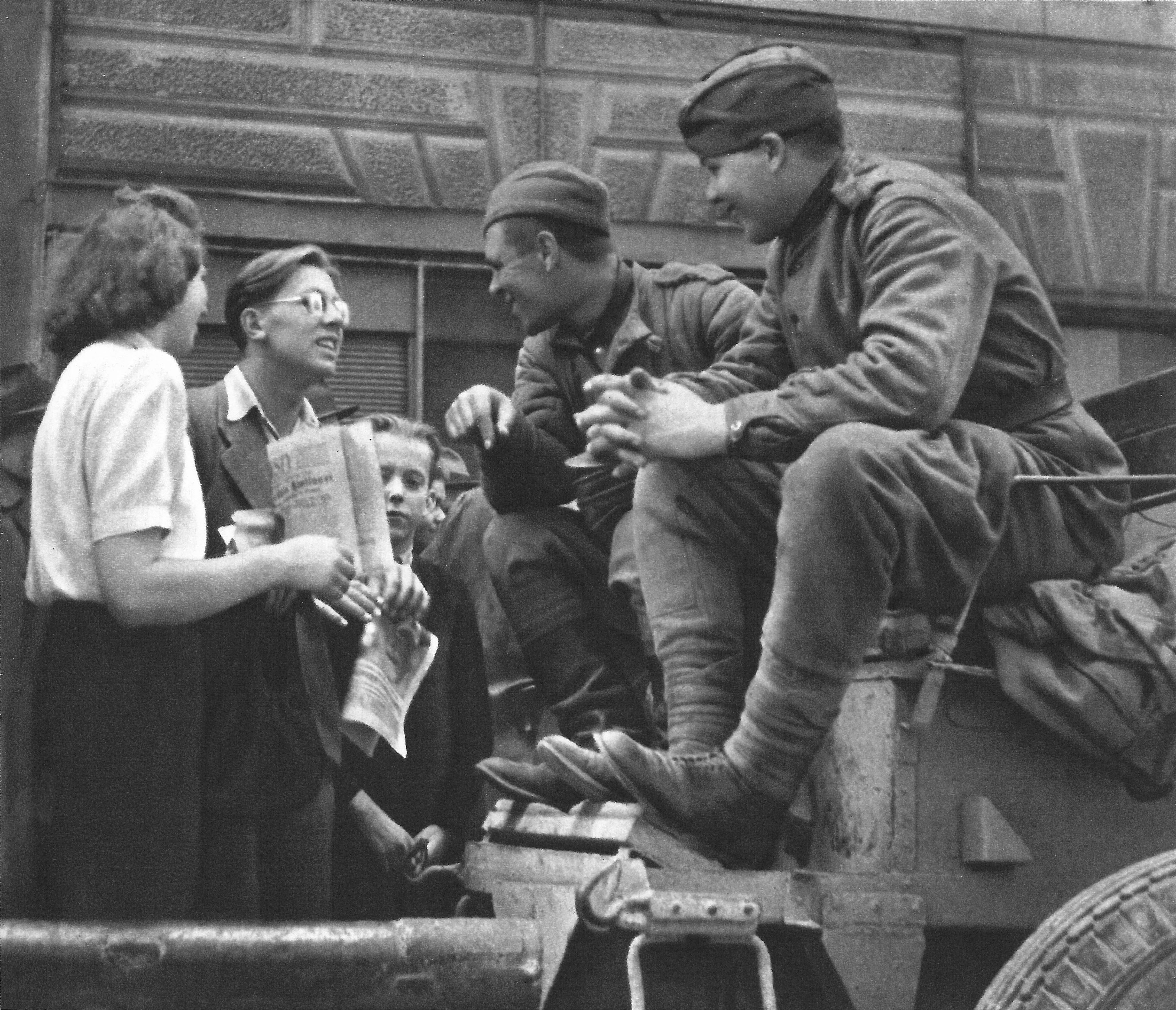 Красная армия в чехословакии. Советские войска в Праге 1945. Русские солдаты в Берлине 1945 с немкой. Освобождение Праги 1945. Советские солдаты в Праге. 1945 Г..