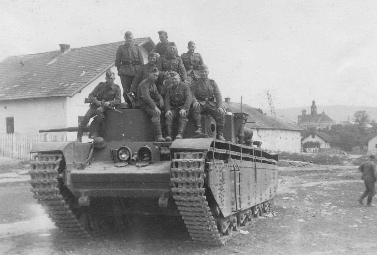 Захватили немецкий танк. Т-35 танк экипаж. Т-35 1941. Т-35 В Берлине. Т-35 подбитый.