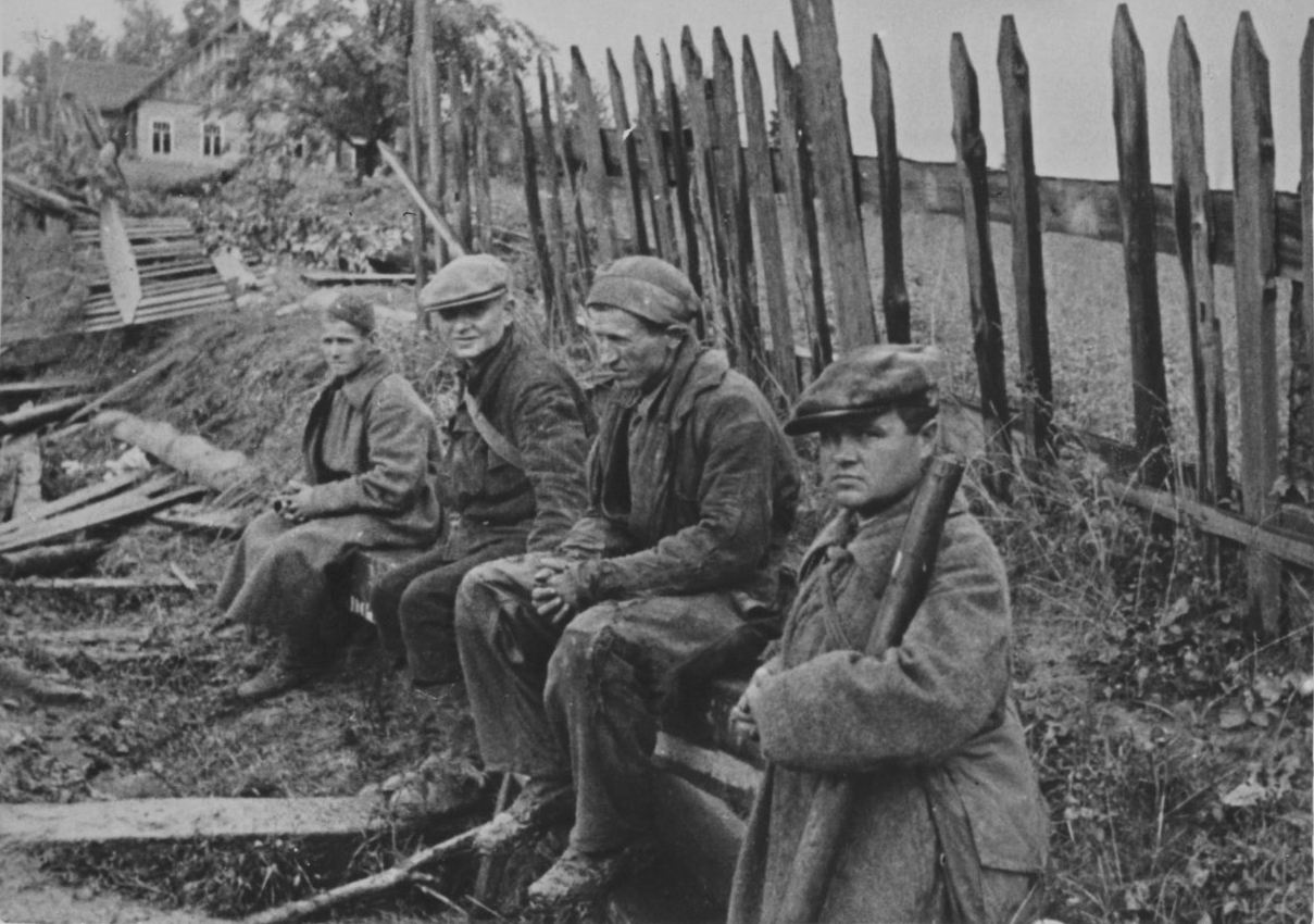 Армейская деревня. Советские солдаты в деревне 1941. Советские солдаты в деревне.