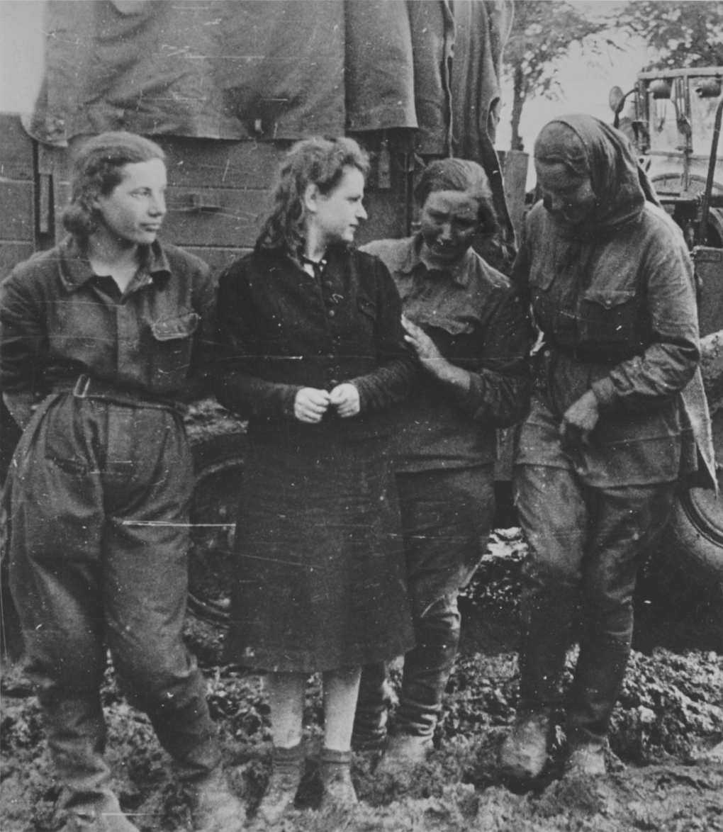 Тетки войны. Пленные немецкие женщины в ВОВ 1941-1945. Пленные красноармейцы женщины 1941. Женщины военнопленные 1941 год. Советские женщины-военнослужащие (1941-1942 г.).