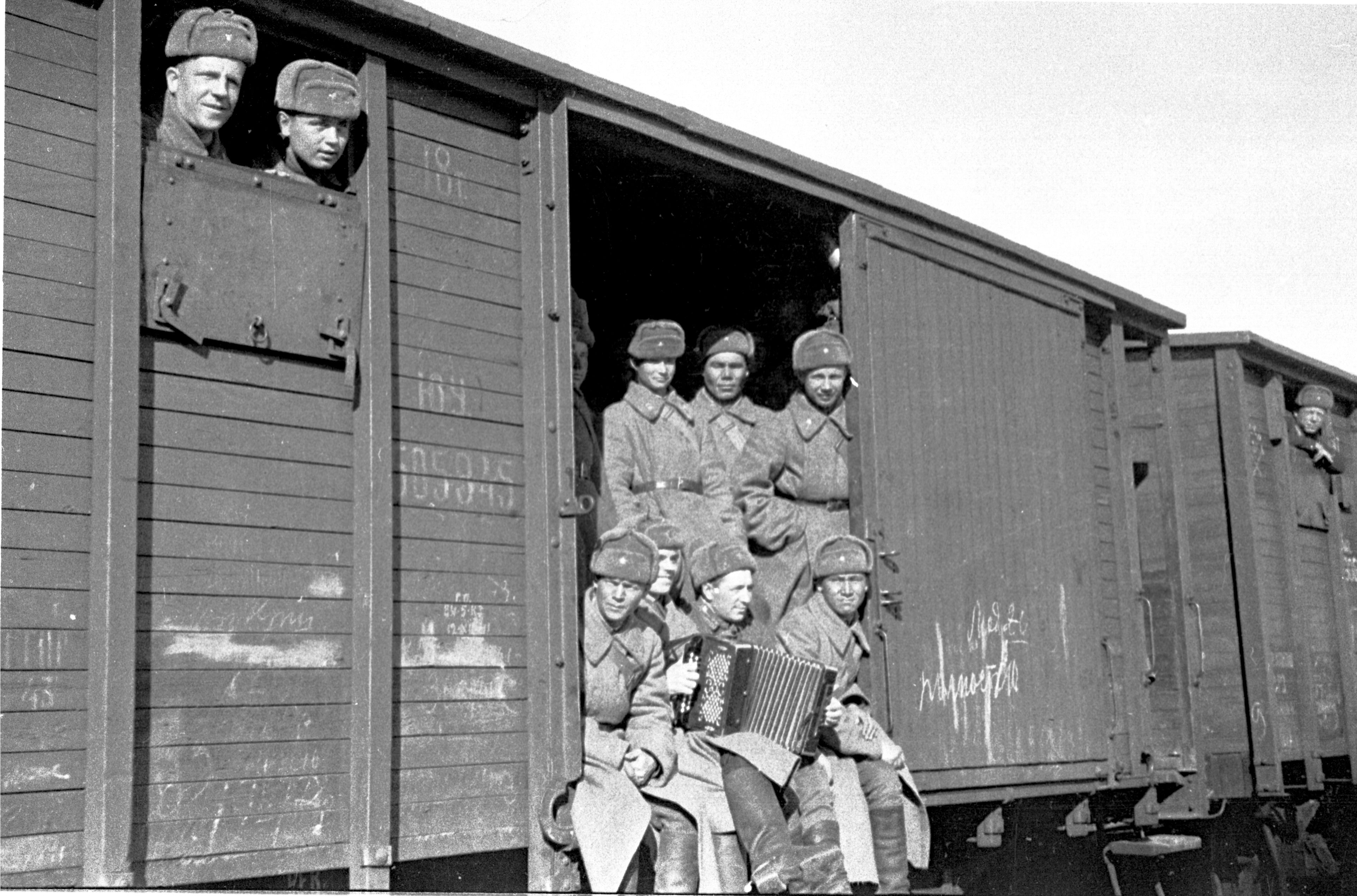 искать фото поезда с солдатами в контакте