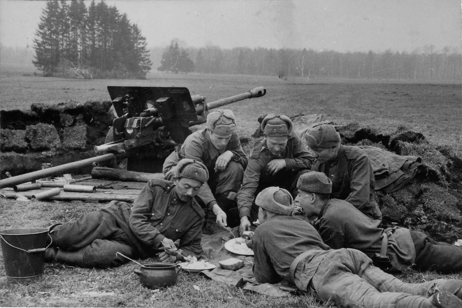 Суровые годы великой отечественной войны. Советская артиллерия на подступах к Берлину. Советская артиллерия на подступах к Берлину, апрель 1945 года.