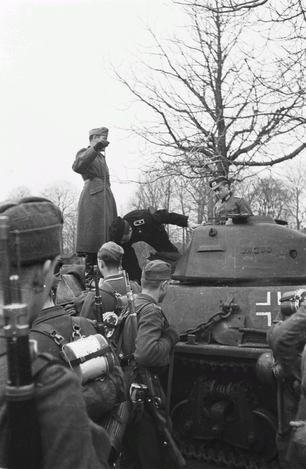Города захваченные вермахтом. H39 Hotchkiss Tank в немецкой армии. Солдаты вермахта возле танка.